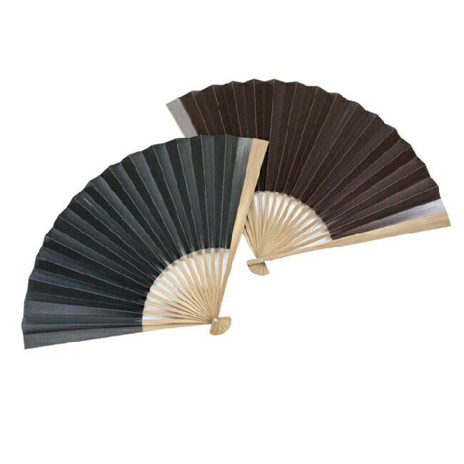 柿渋両面塗りから生まれる上品な光沢 職人が柿渋を手作業で引いて仕上げます。およそ2ヶ月間の自然乾燥を経て生まれる、独特の風合いとやさしい光沢。 簡素ゆえの、自然な美しさ。丈夫な仕立てから生まれる、強くもやわらかな風。職人のこだわりを重ねた、技と粋を存分に感じられる渋扇です。 サイズ 閉じた時：約25.5cm、開いた状態：約41.0cm 素材 扇面／紙（日本） 扇骨／竹（中国） 扇子袋／ポリエステル（台湾） 加工 扇子（日本） 扇子袋（日本） セット内容 扇子(紙製)、扇子袋、紙箱入り　