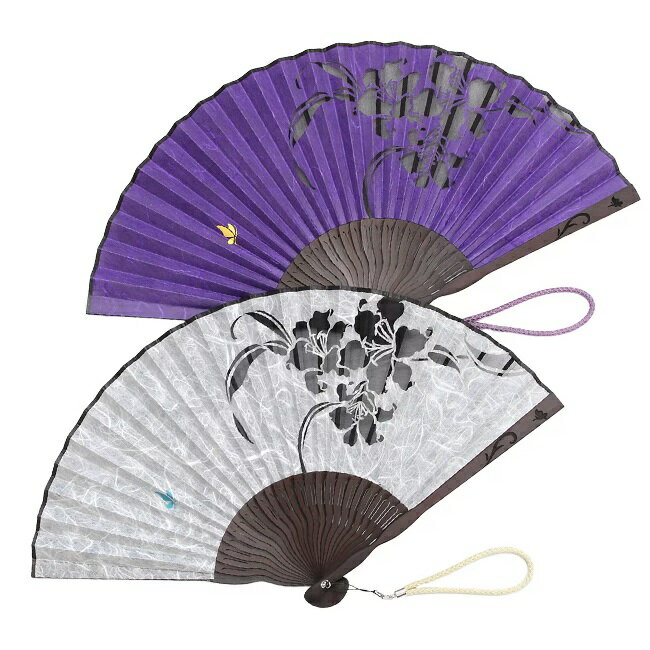 和と洋を併せ持つ切り絵の扇子 雲竜紙に繊細なレーザーで切り抜かれた百合の花が、光を受けて美しい影を映し出す扇子。 柔らかな和の趣と、凛とした洋のエレガンスを併せ持つデザインは、どの装いにも自然に寄り添います。 透けゆく花影が風とともに揺らぎ、持つ人の所作を優雅に引き立てます。 扇面は、百合の花の細かなデザイン部分まで美しく張り合わせられており、職人の技巧が光ります。 切絵の美しい影を映すために、雲竜紙と薄絹の色の組み合わせにこだわりました。 扇面に舞う蝶の色がアクセントとなり、切絵の影をよりエレガントに見せてくれます。 凛と咲く百合の花は、和の雅にも洋の華やぎにも寄り添う花。 和の趣にも、洋のエレガンスにも溶け込みます。 清らかな美しさをそのままに、どんな装いにも調和してくれます。 サイズ 閉じた時の長さ：約21.0cm、開いた状態：約38.5cm 素材 扇面／和紙（日本）・絹（中国） 扇骨／竹（中国） 扇子袋／ポリエステル（韓国） 加工 扇子（中国） 扇子袋（日本） セット内容 扇子(布製)、扇子袋、桐箱入り　