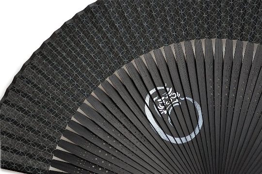 七to八-Seven to eight-の男性用桐箱入扇子　小紋柄紗型刷り 達磨をあしらった縁起の良い扇子 ＜ギフト　プレゼント　お祝い　お返し　誕生日　父の日　母の日　敬老の日　退職祝い　結婚＞｜アングル2