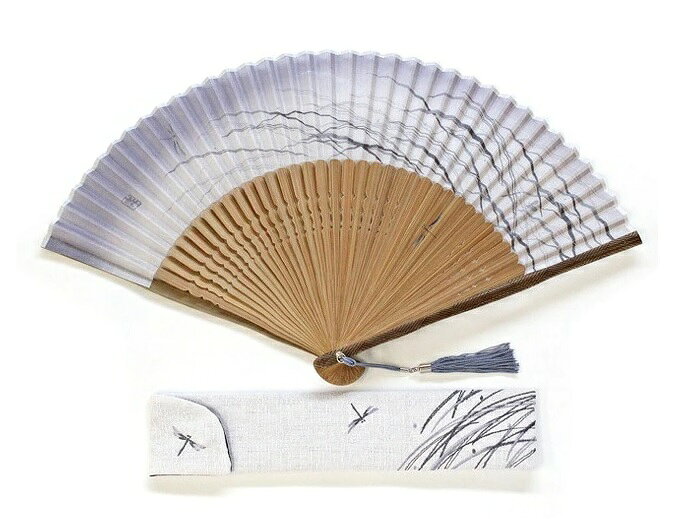 ■素材：扇面…綿麻、 ■扇骨・竹　 ■サイズ（約）：22.5cm ■備考:※製品の寸法等、記載内容と若干の誤差がある場合がございます。予めご了承ください。 ■霧がかった幻想的な風景の中、静かな時の流れで穏やかに過ごす動植物をモチーフにデザインしました。涼しげなつゆしばを繊細なラインで表現、色合いに濃淡をつけることで遠近感を感じて頂ける奥行きのある雰囲気に仕上げています。その中に銀の親骨はあじろ風に彫りを施し、より重厚感を感じて頂ける仕様にしています。 注） 表示寸法に関しましては多少の誤差及び色の差異は考慮して頂くようお願い致します。 ■通常2～5営業日で発送致しますが材料その他要因にて1週間から1ヶ月以上お時間が掛かる場合やご用意出来ない場合が御座います。予めご了承下さい。 ■発送準備完了後のキャンセル、返品交換等は一切お受けできません。予めご了承下さい。 ■基本的にポスト投函にてお届けとなります。　　　