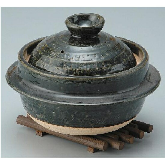 【サイズ】直径26×高さ13cm(フタのサイズは入っておりません) 【材質】陶器製 生産/日本(滋賀県　信楽) 工芸品のためサイズは多少前後する場合がございます。 色・柄は陶器、焼き物の為、一品一品、画像と異なります、ご了承の上ご注文下さい。 信楽焼とは、焼き上がりの明るい特色の土が特徴。 始まりは平安末期頃といわれ、滋賀県甲賀市信楽町を産地とした日本六古窯（備前焼き、丹波焼き、越前焼き、瀬戸焼き、常滑焼き、信楽焼き）の一つです。 室町時代の末から茶道具としての信楽焼が珍重され、桃山時代になると信楽の土を使い京都でも焼かれました。 1200年の歴史を受け継ぎ、現在は器や鉢をはじめ庭園用のやテーブルや椅子等の大型のものと幅広い産品を作っています。　