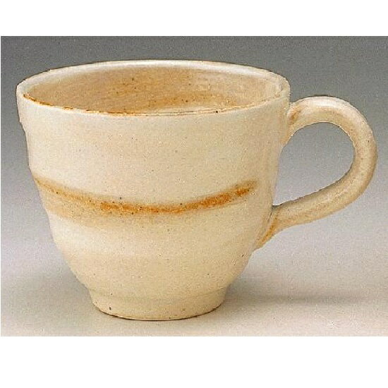 【サイズ】直径9×高さ7.5cm(持ち手含まず) 【容量】約280cc 【材質】陶器製 生産/日本(滋賀県　信楽) 工芸品のためサイズは多少前後する場合がございます。 色・柄は陶器、焼き物の為、一品一品、画像と異なります、ご了承の上ご注文下さい。 信楽焼とは、焼き上がりの明るい特色の土が特徴。 始まりは平安末期頃といわれ、滋賀県甲賀市信楽町を産地とした日本六古窯（備前焼き、丹波焼き、越前焼き、瀬戸焼き、常滑焼き、信楽焼き）の一つです。 室町時代の末から茶道具としての信楽焼が珍重され、桃山時代になると信楽の土を使い京都でも焼かれました。 1200年の歴史を受け継ぎ、現在は器や鉢をはじめ庭園用のやテーブルや椅子等の大型のものと幅広い産品を作っています。　