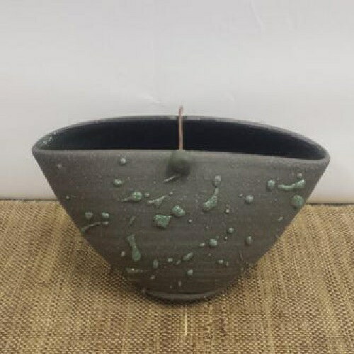 【サイズ】奥行5.5×幅9×高さ9 cm 【材質】陶器製 生産/日本(滋賀県　信楽) 工芸品のためサイズは多少前後する場合がございます。 色・柄は陶器、焼き物の為、一品一品、画像と異なります、ご了承の上ご注文下さい。 信楽焼とは、焼き上がりの明るい特色の土が特徴。 始まりは平安末期頃といわれ、滋賀県甲賀市信楽町を産地とした日本六古窯（備前焼き、丹波焼き、越前焼き、瀬戸焼き、常滑焼き、信楽焼き）の一つです。 室町時代の末から茶道具としての信楽焼が珍重され、桃山時代になると信楽の土を使い京都でも焼かれました。 1200年の歴史を受け継ぎ、現在は器や鉢をはじめ庭園用のやテーブルや椅子等の大型のものと幅広い産品を作っています。　
