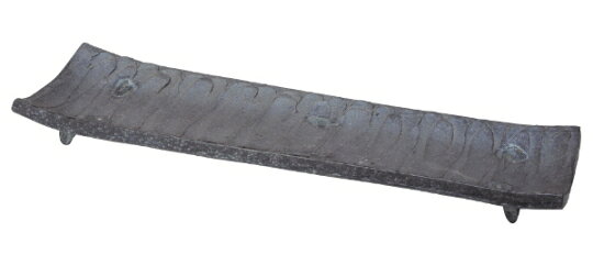 サイズ：20×60×6.5cm 信楽焼のモダンに魅せられて。 土の荒々しさ、土の味わい深い温かさが魅力の信楽焼がより進化し、モダンでスタイリッシュな表情の色使いです。 日本六古窯の一つに数えられる信楽焼。和にも洋にも溶け込む親しみやすいデザインです。 ※手作り品のため、色、形、大きさが微妙に異なることがあります。 ■通常2～5営業日程で発送予定で御座いますが材料その他要因にて2週間以上お時間が掛かる場合やご用意出来ない場合が御座います。予めご了承下さい。 ■お使いの環境により商品の色、素材感が実物と多少異なって見える場合がございます。 ■包装ご希望の場合は備考欄または別途メールにてお知らせ下さい。別途200円（税別）にて賜ります。包装紙は画像と異なる場合が御座います。 ■送料無料の商品やその他複数点の注文、同梱などにより6000円(税別）以上のご注文の場合でも北海道1800円、沖縄他離島へは別途2500円の送料が掛かります。 ご注文時は無料となりますが店舗にて訂正させて頂きますので予めご了承下さい。 ■発送準備完了後のキャンセル、返品交換等は一切お受けできません。予めご了承下さい。　