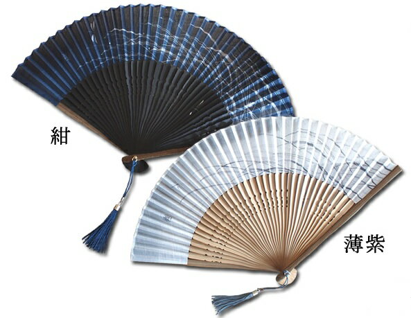 ■素材：扇面…絹麻、 ■扇骨・竹　 ■サイズ（約）：22.5cm ■備考:※製品の寸法等、記載内容と若干の誤差がある場合がございます。予めご了承ください。 ■霧がかった幻想的な風景の中、静かな時の流れで穏やかに過ごす動植物をモチーフにデザイ...