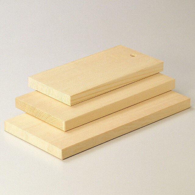 サイズ・ 約36×18×H3cm 約39×19.5×H3cm 約42×21×H3cm 約45×22.5×H3cm 約48×24×H3cm ■生産地：日本 ■素材：スプルース(はぎ合せ) 包丁の刃当りが抜群の 木製まな板。 木製のまな板は適度な弾力があるため、包丁の刃先を柔らかく受け止めてくれます。 刃先を守り、腕への負担も軽減してくれることからプロの料理人は木製のまな板を使うことが多いのです。 ☆アラスカ桧とも呼ばれるスプルースは肌目も緻密で白く美しい光沢があります。 国内では主に建具や楽器に使われている材です。 ☆昔からの台所道具は正しい手入れをすれば、長く使うことができます。 ☆ひっかけ穴付 ※木目・色目や重量は若干の個体差があります。　