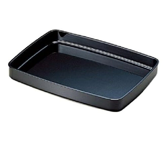 サイズ： (尺3)39.6×28.5×5.1cm 材質 ：木製 塗：漆塗、手塗 生産国:日本（Made in Japan） 越前漆器とは 越前漆器の歴史 越前漆器の起こりは約1500年前の昔にさかのぼり、当時の皇太子（後の継体天皇）が壊れた冠の修理を塗師に命じたことがきっかけといわれています。 塗師が修繕した冠と合わせて黒漆の椀も献上すると、皇太子はその出来栄えを大変気に入ったそうです。 そこで光沢の美しさに魅せられた皇太子が、この地域での漆器作りを奨励し現在までの越前漆器の発展につながっています。 越前漆器の特徴 堅牢、そして優美。越前漆器はその成り立ちから、頑丈なつくりでありながら視覚的な美しさも合わせてお楽しみ頂ける漆器となっています。 「花塗り」という技法も特徴で、はけの跡や埃などが残らぬよう仕上げの漆を塗り、そのまま乾燥させます。 越前漆器の生産工程 ・素地 まずは漆器の原型の制作から始まります。 丸物ならろくろで削り、角物なら裁断や組み立て、合成樹脂素材の場合は熱加工して成型されます。 ・塗り 中塗りと中塗り研ぎ、そして上塗りを繰り返します。 塗師の技によって均一の厚さ・そして魅力的な光沢が生み出されます。 合成樹脂の場合はスプレーによって塗りが行われるものもあります。 ・加飾 蒔絵師・沈金師が漆器に絵や紋様を加えます。 蒔絵は漆で描いた絵に金粉を蒔きつけることで描き、沈金はノミで削った溝に漆を入れ金粉を入れることで描きます。 蒔絵・沈金の導入 明治時代までは「片山椀」という堅牢かつシンプルな漆器が製造されていました。 徐々に新たな技術が導入されるようになり、京都から「蒔絵」、輪島から「沈金」の技術が取り入れられたことで、越前漆器は絢爛豪華なデザイン性も併せ持つようになります。 業務用漆器として 明治時代半ばに入ると、椀類だけでなく、重箱や盆、花器などといった多彩な商品ラインナップが展開されていきます。 生産エリアも広がり、業務用漆器としても発展しました。 現在では全国でもシェア率8割を超えるまでに成長しています。 様々な使用用途 ちょっとした遊び心をかたちにして暮らしに彩りを添えたいとき、特別な日をもっと輝かせたいとき、集まったみんなの気持ちをいっそう引き立たせたいとき…。 越前漆器産地では、暮らしの中のいろいろな場面で漆器が活躍しています。 身近に漆器のある暮らしの楽しさ、味わい深さをみんなが知っているからです。 普段使いにも、トクベツな日にも。是非お手にとってみてください。 お正月などの季節行事に 出産祝い・結婚祝いなどの贈答品に イベントでの雰囲気づくりに 普段使い用に 海外の方へのお土産に