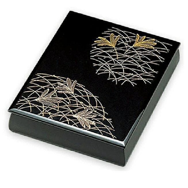 サイズ：約24.4×33.0×6.5cm 材質 ：木製・(蓋)MDF 塗：カシュー 生産国:日本（Made in Japan） 越前漆器とは 越前漆器の歴史 越前漆器の起こりは約1500年前の昔にさかのぼり、当時の皇太子（後の継体天皇）が壊れた冠の修理を塗師に命じたことがきっかけといわれています。 塗師が修繕した冠と合わせて黒漆の椀も献上すると、皇太子はその出来栄えを大変気に入ったそうです。 そこで光沢の美しさに魅せられた皇太子が、この地域での漆器作りを奨励し現在までの越前漆器の発展につながっています。 越前漆器の特徴 堅牢、そして優美。越前漆器はその成り立ちから、頑丈なつくりでありながら視覚的な美しさも合わせてお楽しみ頂ける漆器となっています。 「花塗り」という技法も特徴で、はけの跡や埃などが残らぬよう仕上げの漆を塗り、そのまま乾燥させます。 越前漆器の生産工程 ・素地 まずは漆器の原型の制作から始まります。 丸物ならろくろで削り、角物なら裁断や組み立て、合成樹脂素材の場合は熱加工して成型されます。 ・塗り 中塗りと中塗り研ぎ、そして上塗りを繰り返します。 塗師の技によって均一の厚さ・そして魅力的な光沢が生み出されます。 合成樹脂の場合はスプレーによって塗りが行われるものもあります。 ・加飾 蒔絵師・沈金師が漆器に絵や紋様を加えます。 蒔絵は漆で描いた絵に金粉を蒔きつけることで描き、沈金はノミで削った溝に漆を入れ金粉を入れることで描きます。 蒔絵・沈金の導入 明治時代までは「片山椀」という堅牢かつシンプルな漆器が製造されていました。 徐々に新たな技術が導入されるようになり、京都から「蒔絵」、輪島から「沈金」の技術が取り入れられたことで、越前漆器は絢爛豪華なデザイン性も併せ持つようになります。 業務用漆器として 明治時代半ばに入ると、椀類だけでなく、重箱や盆、花器などといった多彩な商品ラインナップが展開されていきます。 生産エリアも広がり、業務用漆器としても発展しました。 現在では全国でもシェア率8割を超えるまでに成長しています。 様々な使用用途 ちょっとした遊び心をかたちにして暮らしに彩りを添えたいとき、特別な日をもっと輝かせたいとき、集まったみんなの気持ちをいっそう引き立たせたいとき…。 越前漆器産地では、暮らしの中のいろいろな場面で漆器が活躍しています。 身近に漆器のある暮らしの楽しさ、味わい深さをみんなが知っているからです。 普段使いにも、トクベツな日にも。是非お手にとってみてください。 お正月などの季節行事に 出産祝い・結婚祝いなどの贈答品に イベントでの雰囲気づくりに 普段使い用に 海外の方へのお土産に