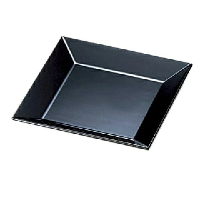サイズ：22.7×22.7×3.2cm 材質 ：木製 塗：漆塗、手塗 生産国:日本（Made in Japan） 越前漆器とは 越前漆器の歴史 越前漆器の起こりは約1500年前の昔にさかのぼり、当時の皇太子（後の継体天皇）が壊れた冠の修理を塗師に命じたことがきっかけといわれています。 塗師が修繕した冠と合わせて黒漆の椀も献上すると、皇太子はその出来栄えを大変気に入ったそうです。 そこで光沢の美しさに魅せられた皇太子が、この地域での漆器作りを奨励し現在までの越前漆器の発展につながっています。 越前漆器の特徴 堅牢、そして優美。越前漆器はその成り立ちから、頑丈なつくりでありながら視覚的な美しさも合わせてお楽しみ頂ける漆器となっています。 「花塗り」という技法も特徴で、はけの跡や埃などが残らぬよう仕上げの漆を塗り、そのまま乾燥させます。 越前漆器の生産工程 ・素地 まずは漆器の原型の制作から始まります。 丸物ならろくろで削り、角物なら裁断や組み立て、合成樹脂素材の場合は熱加工して成型されます。 ・塗り 中塗りと中塗り研ぎ、そして上塗りを繰り返します。 塗師の技によって均一の厚さ・そして魅力的な光沢が生み出されます。 合成樹脂の場合はスプレーによって塗りが行われるものもあります。 ・加飾 蒔絵師・沈金師が漆器に絵や紋様を加えます。 蒔絵は漆で描いた絵に金粉を蒔きつけることで描き、沈金はノミで削った溝に漆を入れ金粉を入れることで描きます。 蒔絵・沈金の導入 明治時代までは「片山椀」という堅牢かつシンプルな漆器が製造されていました。 徐々に新たな技術が導入されるようになり、京都から「蒔絵」、輪島から「沈金」の技術が取り入れられたことで、越前漆器は絢爛豪華なデザイン性も併せ持つようになります。 業務用漆器として 明治時代半ばに入ると、椀類だけでなく、重箱や盆、花器などといった多彩な商品ラインナップが展開されていきます。 生産エリアも広がり、業務用漆器としても発展しました。 現在では全国でもシェア率8割を超えるまでに成長しています。 様々な使用用途 ちょっとした遊び心をかたちにして暮らしに彩りを添えたいとき、特別な日をもっと輝かせたいとき、集まったみんなの気持ちをいっそう引き立たせたいとき…。 越前漆器産地では、暮らしの中のいろいろな場面で漆器が活躍しています。 身近に漆器のある暮らしの楽しさ、味わい深さをみんなが知っているからです。 普段使いにも、トクベツな日にも。是非お手にとってみてください。 お正月などの季節行事に 出産祝い・結婚祝いなどの贈答品に イベントでの雰囲気づくりに 普段使い用に 海外の方へのお土産に