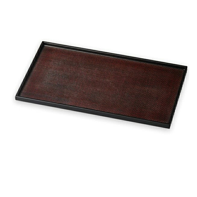 サイズ：約30.0×17.5×1.3cm 材質 ：木製 塗：ウレタン塗 生産国:日本（Made in Japan） 越前漆器とは 越前漆器の歴史 越前漆器の起こりは約1500年前の昔にさかのぼり、当時の皇太子（後の継体天皇）が壊れた冠の修理を塗師に命じたことがきっかけといわれています。 塗師が修繕した冠と合わせて黒漆の椀も献上すると、皇太子はその出来栄えを大変気に入ったそうです。 そこで光沢の美しさに魅せられた皇太子が、この地域での漆器作りを奨励し現在までの越前漆器の発展につながっています。 越前漆器の特徴 堅牢、そして優美。越前漆器はその成り立ちから、頑丈なつくりでありながら視覚的な美しさも合わせてお楽しみ頂ける漆器となっています。 「花塗り」という技法も特徴で、はけの跡や埃などが残らぬよう仕上げの漆を塗り、そのまま乾燥させます。 越前漆器の生産工程 ・素地 まずは漆器の原型の制作から始まります。 丸物ならろくろで削り、角物なら裁断や組み立て、合成樹脂素材の場合は熱加工して成型されます。 ・塗り 中塗りと中塗り研ぎ、そして上塗りを繰り返します。 塗師の技によって均一の厚さ・そして魅力的な光沢が生み出されます。 合成樹脂の場合はスプレーによって塗りが行われるものもあります。 ・加飾 蒔絵師・沈金師が漆器に絵や紋様を加えます。 蒔絵は漆で描いた絵に金粉を蒔きつけることで描き、沈金はノミで削った溝に漆を入れ金粉を入れることで描きます。 蒔絵・沈金の導入 明治時代までは「片山椀」という堅牢かつシンプルな漆器が製造されていました。 徐々に新たな技術が導入されるようになり、京都から「蒔絵」、輪島から「沈金」の技術が取り入れられたことで、越前漆器は絢爛豪華なデザイン性も併せ持つようになります。 業務用漆器として 明治時代半ばに入ると、椀類だけでなく、重箱や盆、花器などといった多彩な商品ラインナップが展開されていきます。 生産エリアも広がり、業務用漆器としても発展しました。 現在では全国でもシェア率8割を超えるまでに成長しています。 様々な使用用途 ちょっとした遊び心をかたちにして暮らしに彩りを添えたいとき、特別な日をもっと輝かせたいとき、集まったみんなの気持ちをいっそう引き立たせたいとき…。 越前漆器産地では、暮らしの中のいろいろな場面で漆器が活躍しています。 身近に漆器のある暮らしの楽しさ、味わい深さをみんなが知っているからです。 普段使いにも、トクベツな日にも。是非お手にとってみてください。 お正月などの季節行事に 出産祝い・結婚祝いなどの贈答品に イベントでの雰囲気づくりに 普段使い用に 海外の方へのお土産に