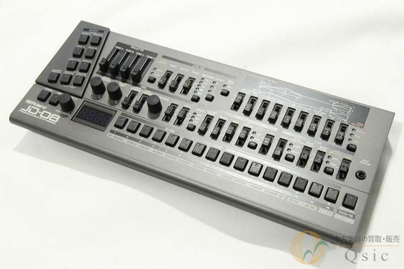 ＿＿＿＿＿＿＿＿＿＿＿＿＿＿＿＿＿＿＿＿＿＿ 中古楽器専門店だからこそ圧倒的な買取価格！ 買取もQsicにお任せください！ ￣￣￣￣￣￣￣￣￣￣￣￣￣￣￣￣￣￣￣￣￣￣ Rolandの「Boutique JD-08」が入荷いたしました！ レトロなワークフロー、革新的なサウンド、パワフルなエフェクトを備えたJD-800は、90年代以降のトップ・エレクトロニック・ミュージック・プロデューサーを中心に人気を博しました。 オリジナルJD-800から64種類のプリセット音色を搭載し、JD-800の複雑で新鋭的なサウンドの中核となる、4トーン構造、108種類の波形、および独自の2系統マルチ・エフェクトを完全に再現しています。 現代の使用に最適なアップデートを加え、オリジナルの絶妙なハンズオン・サウンド・デザインを提供します。 ぜひこの機会にご検討ください！ 【状態】 ノブに使用に伴う擦れ傷が薄くございますが、目立つようなダメージはなく中古品としましては大変綺麗な状態でございます。 動作も問題ございませんので、使用感の少ない商品をお探しの方にもおすすめです。 シリアルナンバー：#Z3P7060 当店管理番号：XK340 【付属品】 クイックスタート 【当店保証】 6ヶ月付き ================================================= 注意事項：お使いのモニターの発色具合によって、 実際のものと色が異なる場合がございます。 =================================================