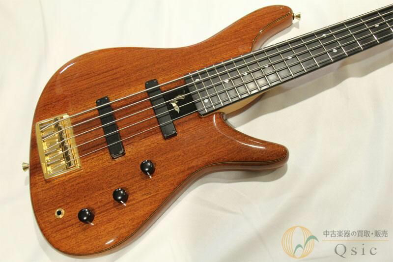 ＿＿＿＿＿＿＿＿＿＿＿＿＿＿＿＿＿＿＿＿＿＿ 中古楽器専門店だからこそ圧倒的な買取価格！ 買取もQsicにお任せください！ ￣￣￣￣￣￣￣￣￣￣￣￣￣￣￣￣￣￣￣￣￣￣ Sugi NB5E 33 QC A-MAHO NAが入荷いたしました。 40年以上にわたり著名アーティスト達へのギター・デザイン、製作、メンテナンス等に携わってきた杉本眞氏が、高度な知識と技術、そしてギター・ビルダーとしての類い希なセンスをもとに、2002年にSUGI GUITARSの工房としてスタートしました。 こちらは代表的エレキベースシリーズNight Brrezeの5弦モデルでございます。 Sugiといえば美しい木材を使用し、1本1本表情の違う仕上がりが楽しめるのも醍醐味かと思います。 今回入荷分は花梨トップにマホガニーバックの落ち着いた、大人な仕上がりの1本となっております。 ネックには水底に沈んでいたメイプル材を使用した、アクアティンバー・メイプルを採用しており、エボニー指板に24フレットの33インチスケールを採用した取り回しの良いサイズでございます。 マホガニーらしい中音域がプッシュされ、エボニー指板によるタイトさと合わさり、まとまった色気のあるサウンドが本器の持ち味ではないでしょうか。 通常のジャズベースでは出せないキャラクターはきっと力強い相棒になってくれることでしょう。 この機会にぜひご検討くださいませ。 【Spec】 Body:Quince/Mahogany Neck:Maple/Walnut 5P Fingerboard:Ebony Nut Width:43mm Scale:33inch Frets:24F String Spacing:18mm Pickups：Sugi Original Single coil SB-85WJP Controls:2Vol,Tone 【状態】 ネックエンドのシリアルナンバーがやや掠れており、指板調整等を行われた可能性がございます。 ボディエンド側バックパネル付近、ボディサイドに浅めの打痕がございます。 その他には細かな擦れはございますが、目立った大きなダメージは見受けられず中古品としましては良好な外観です。 フレット残り：9割程度 トラスロッド：余裕あり 電気系統：問題なし 重量：4.20kg ネック：問題なし 【調整内容】 全体クリーニング ネック調整 弦高調整 （12F上 2.5mm-2.0mm） オクターブ調整 シリアルナンバー：#S130142 当店管理番号：VL937 【付属品】 汎用ソフトケース 【当店保証】 12ヶ月付き 【取り扱い店舗】 神戸店（0120-239-929）　 &gt; 当商品は納得購入サポート対象商品です。 【納得購入サポートとは・・・】 商品やサービスにご満足いただけなかった場合、 どのような理由でも返品することができるサービスです。 しかも、送料や決済手数料も含め全額ご返金いたします。 サービスについて詳しくはQsic公式サイトをご覧ください。 ================================================= 注意事項：お使いのモニターの発色具合によって、 実際のものと色が異なる場合がございます。 =================================================