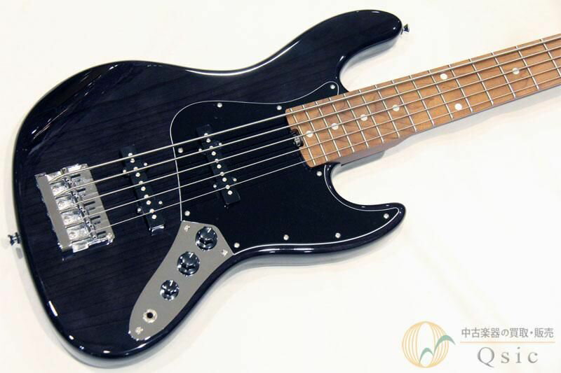 ＿＿＿＿＿＿＿＿＿＿＿＿＿＿＿＿＿＿＿＿＿＿ 中古楽器専門店だからこそ圧倒的な買取価格！ 買取もQsicにお任せください！ ￣￣￣￣￣￣￣￣￣￣￣￣￣￣￣￣￣￣￣￣￣￣ Bacchus WL5-ASH/RSM STN こちらは5弦仕様のジャズベーススタイルを採用した、幅広いジャンルに対応可能なエレキベースです。 透明感のあるシースルーブルーのカラーが目を引き、視覚的にもプレイヤーの個性を際立たせます。 このモデルは、アッシュボディによる輪郭のある低音と、ローステッドメイプルネックによる強度と音抜けの良さが特徴です。 ミディアムジャンボのフレットと滑らかなネックシェイプにより、演奏性も非常に高く、テクニカルなプレイにも対応します。 サウンド面では、ジャズベーススタイルのピックアップによる明瞭な輪郭としっかりしたローエンドが魅力。 指弾きでもスラップでも抜けの良いサウンドを実現し、アンサンブルの中でもしっかり存在感を放ちます。 価格帯以上の品質と仕様を備えたこの製品は、初心者から中級者はもちろん、サブ機としての運用を考える上級者にもおすすめできる一本です。 ぜひこの機会にご検討ください！ 【Spec】 Body:Ash Neck:Roasted Maple Fingerboard:Roasted Maple Nut Width:46mm Scale:34inch Frets:21F String Spacing:18mm Pickups：Original JB set Controls:2Vol, 1Tone (Pull-up = turbo switch) 【状態】 使用に伴う細かな傷がございますが、目立った大きなダメージは見受けられず、良好な外観でございます。 フレット残り：8割程度 トラスロッド：余裕あり 電気系統：問題なし 重量：4.87kg ネック：問題なし 【調整内容】 全体クリーニング ネック調整 弦高調整 （12F上 2.5mm-2.0mm） オクターブ調整 シリアルナンバー：#GI09920 当店管理番号：VL185 【付属品】 ソフトケース（Bacchus製）、レンチ×1、ホイールロッド調整レンチ 【当店保証】 6ヶ月付き 【取り扱い店舗】 神戸店（0120-239-929）　 &gt; 当商品は納得購入サポート対象商品です。 【納得購入サポートとは・・・】 商品やサービスにご満足いただけなかった場合、 どのような理由でも返品することができるサービスです。 しかも、送料や決済手数料も含め全額ご返金いたします。 サービスについて詳しくはQsic公式サイトをご覧ください。 ================================================= 注意事項：お使いのモニターの発色具合によって、 実際のものと色が異なる場合がございます。 =================================================