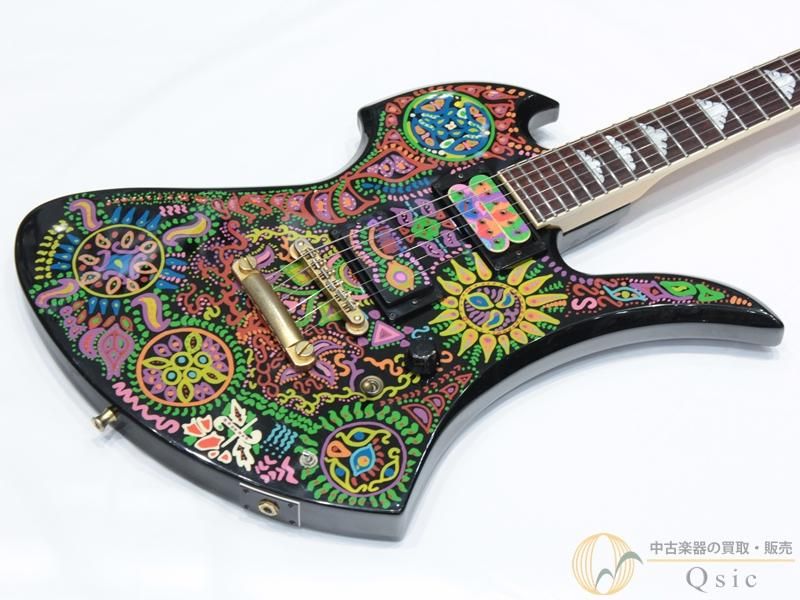 ＿＿＿＿＿＿＿＿＿＿＿＿＿＿＿＿＿＿＿＿＿＿ 中古楽器専門店だからこそ圧倒的な買取価格！ 買取もQsicにお任せください！ ￣￣￣￣￣￣￣￣￣￣￣￣￣￣￣￣￣￣￣￣￣￣ FERNANDES　MG-120X MG-120Xは、X JAPANのギタリストhide氏のシグネチャーモデルとして知られる、FERNANDES製ギターの中でも高い人気を誇る一本です。 独特のボディシェイプと鮮烈なデザインは、ステージ上で強烈な存在感を放ち、ファンやプレイヤーから絶大な支持を集めています。 この製品はhideモデルの特徴を忠実に再現しつつ、扱いやすさと演奏性を両立。ハムバッカーPUによる力強いサウンドと、 安定したチューニング性能でライブやリハーサルなど幅広いシーンに対応します。ビジュアルだけでなく、プレイヤビリティも重視した設計です。 サウンド面では、歪みとの相性が良く、ソリッドで図太いミッドレンジが特徴。リードプレイにおける抜けの良さや、 バッキングでも芯のあるトーンを発揮し、ロックからメタルまで幅広いジャンルに対応可能です。 サイケペイントを施しhideの世界観を体現したこのモデルは、演奏するだけでなく所有する喜びも感じさせてくれます。 強い個性を持つルックスと音を求めるプレイヤーには、特におすすめできる一本です。 ぜひこの機会にご検討ください！ 【Spec】 Body：Mahogany Neck：Maple Fingerboard：Rosewood Fingerboard Radius： 350 mm Nut Width：41 mm String Spacing： mm Scale Length：25.5 inch Number of Frets：24 F Pickups：SH-1, DF-1 Controls：1Volume, 3Way Toggle Switch, Direct Switch 【状態】 ※こちらの商品はクリーニング済みではございますが、全体的にややタバコ臭がございます。 使用に伴う打痕、塗装欠けが多数あり強い使用感が見受けられますが、外観が気にならない方にはお買い得のお品です。 フレット残り：6割程度 トラスロッド：余裕あり 電気系統：問題なし 重量：3.67 kg ネック：問題なし 【調整内容】 全体クリーニング ネック調整 弦高調整 オクターブ調整 電装系クリーニング 　シリアルナンバー：#M431.08 当店管理番号：WLW26 【付属品】 本体のみ 【当店保証】 12ヶ月付き 【取り扱い店舗】 阿倍野店（06-6964-8615）　 &gt; 当商品は納得購入サポート対象商品です。 【納得購入サポートとは・・・】 商品やサービスにご満足いただけなかった場合、 どのような理由でも返品することができるサービスです。 しかも、送料や決済手数料も含め全額ご返金いたします。 サービスについて詳しくはQsic公式サイトをご覧ください。 ================================================= 注意事項：お使いのモニターの発色具合によって、 実際のものと色が異なる場合がございます。 =================================================