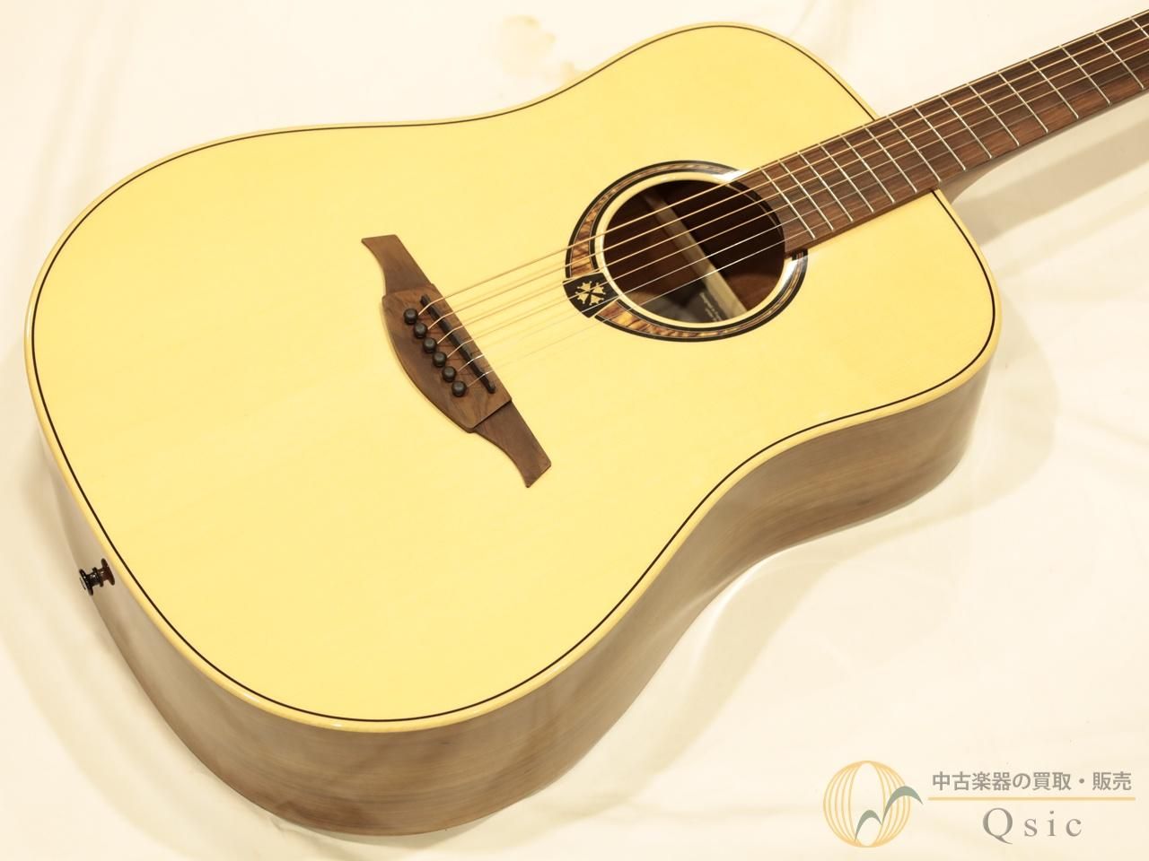 ＿＿＿＿＿＿＿＿＿＿＿＿＿＿＿＿＿＿＿＿＿＿ 中古楽器専門店だからこそ圧倒的な買取価格！ 買取もQsicにお任せください！ ￣￣￣￣￣￣￣￣￣￣￣￣￣￣￣￣￣￣￣￣￣￣ LAG Guitars T318D 2022年製 フランスのメーカーLAG GuitarsのTramontane 318シリーズより、T318Dが入荷です！ 端正な印象を与えるイングルマンスプルースのボディトップ、ブラックのハードウェア、グロスフィニッシュ仕上げなど、上品な質感の外観が特徴的。 サイドバックにはトーンバランスの優れたオヴァンコールを採用。単板のボディトップと組み合わさることで低音域〜中高音域まで綺麗に抜けてくれます。アタックを強めた際のエッジの立ち方も程よいので、コードストロークからアルペジオ、ソロまで臨機応変に対応できます。 デザイン性はもちろん、実用性もしっかりと兼ね備えた1本となっております。ぜひこの機会にお求めください！ 【Spec】 Body Top：Solid Engelmann Spruce Body Side＆Back：Flamed Ovangkol Neck：Khaya Fingerboard：Brownwood Nut Width：43mm Scale Length：650mm Number of Frets：20F 【状態】 使用に伴う薄い線傷はございますが、その他目立ったダメージはなく、中古品としましては綺麗な外観でございます。 当店でサドルを削って弦高調整しています。 フレット残り：8割程度 トラスロッド：余裕あり ネック：問題なし 弦高（12F）：6弦側 2.1mm・1弦側 1.6mm サドル弦高：6弦側 6.0mm・1弦側 4.7mm ※弦高値は気候などの影響により若干変動いたします。直近の詳しい数値はお気軽にお問い合わせください。 【調整内容】 全体クリーニング シリアルナンバー：#2209LT29570 当店管理番号：NM503 【付属品】 ハードケース（黒ひょうたん）、調整用レンチ 【当店保証】 6ヶ月付き 【取り扱い店舗】 神戸店（0120-239-929）　 > 当商品は納得購入サポート対象商品です。 【納得購入サポートとは・・・】 商品やサービスにご満足いただけなかった場合、 どのような理由でも返品することができるサービスです。 しかも、送料や決済手数料も含め全額ご返金いたします。 サービスについて詳しくはQsic公式サイトをご覧ください。 ================================================= 注意事項：お使いのモニターの発色具合によって、 実際のものと色が異なる場合がございます。 =================================================