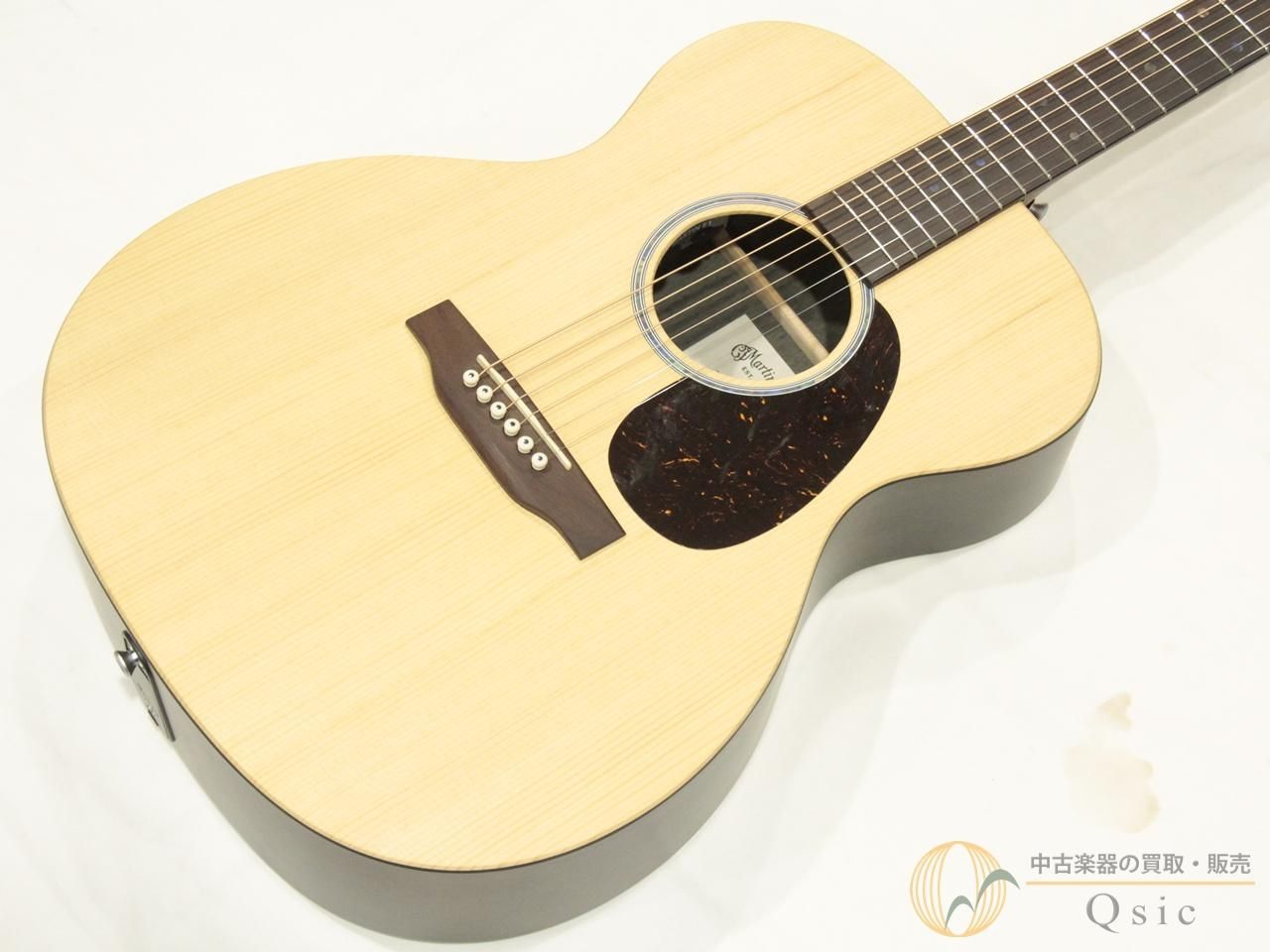 ＿＿＿＿＿＿＿＿＿＿＿＿＿＿＿＿＿＿＿＿＿＿ 中古楽器専門店だからこそ圧倒的な買取価格！ 買取もQsicにお任せください！ ￣￣￣￣￣￣￣￣￣￣￣￣￣￣￣￣￣￣￣￣￣￣ Martin 000-X2E BRAZ 2024年[NAMM] にて発表されたリニューアルモデル「000-X2E BRAZ 」が入荷。 ソリッドスプルーストップとブラジリアンローズウッドパターンHPLサイド＆バックを採用した000サイズのエレアコモデル。 抱えやすい000-14フレットボディにやや短めの弦長を組み合わせることで、取り回しの良さと快適なフィンガリングを両立した設計となっています。 モーティス＆テノンジョイントのネック構造やXブレーシングを採用し、軽量かつ剛性に優れた作りが特徴。 ネックはPAプロファイルのセレクトハードウッド製で、ナット幅も標準的なワイド感とスムーズなグリップを実現。 エレクトロニクスにはMartin E-1システムを搭載し、シンプルなコントロールで扱いやすいライブ対応モデルに仕上げられています。 サウンド面では、スプルース単板トップによるレスポンスの良さと、HPLボディならではの安定した鳴りがポイント。 生音ではミッドレンジに芯を持ちながらもバランス良く広がるトーンで、ストロークからフィンガーピッキングまで素直に応えてくれます。 コストを抑えながらも、エレアコとしてステージから自宅まで幅広く使える一本です。 初めての本格的なアコースティックギターをお探しの方はもちろん、気軽に持ち運べるギターとしても、 扱いやすさと安定感を備えた実用モデルとも言えます。 ぜひこの機会にご検討ください。 【Spec】 Body Top：Solid Spruce Body Side＆Back：Brazilian Rosewood HPL Neck：Select Hardwood Fingerboard：Select Hardwood Nut Width：44.5mm Scale Length：24.9 inch Number of Frets：20F 【状態】 目立った傷やダメージはなく、中古品としましては大変綺麗な外観でございます。 フレット残り：9割程度 トラスロッド：余裕あり 電気系統：問題なし ネック：問題なし 弦高（12F）：6弦側 2.3mm・1弦側 1.5mm サドル弦高：6弦側 4.2mm・1弦側 3.2mm ※弦高値は気候などの影響により若干変動いたします。直近の詳しい数値はお気軽にお問い合わせください。 【調整内容】 全体クリーニング シリアルナンバー：#2883134 当店管理番号：NM513 【付属品】 ギグバッグ 【当店保証】 6ヶ月付き 【取り扱い店舗】 神戸店（0120-239-929）　 > 当商品は納得購入サポート対象商品です。 【納得購入サポートとは・・・】 商品やサービスにご満足いただけなかった場合、 どのような理由でも返品することができるサービスです。 しかも、送料や決済手数料も含め全額ご返金いたします。 サービスについて詳しくはQsic公式サイトをご覧ください。 ================================================= 注意事項：お使いのモニターの発色具合によって、 実際のものと色が異なる場合がございます。 =================================================