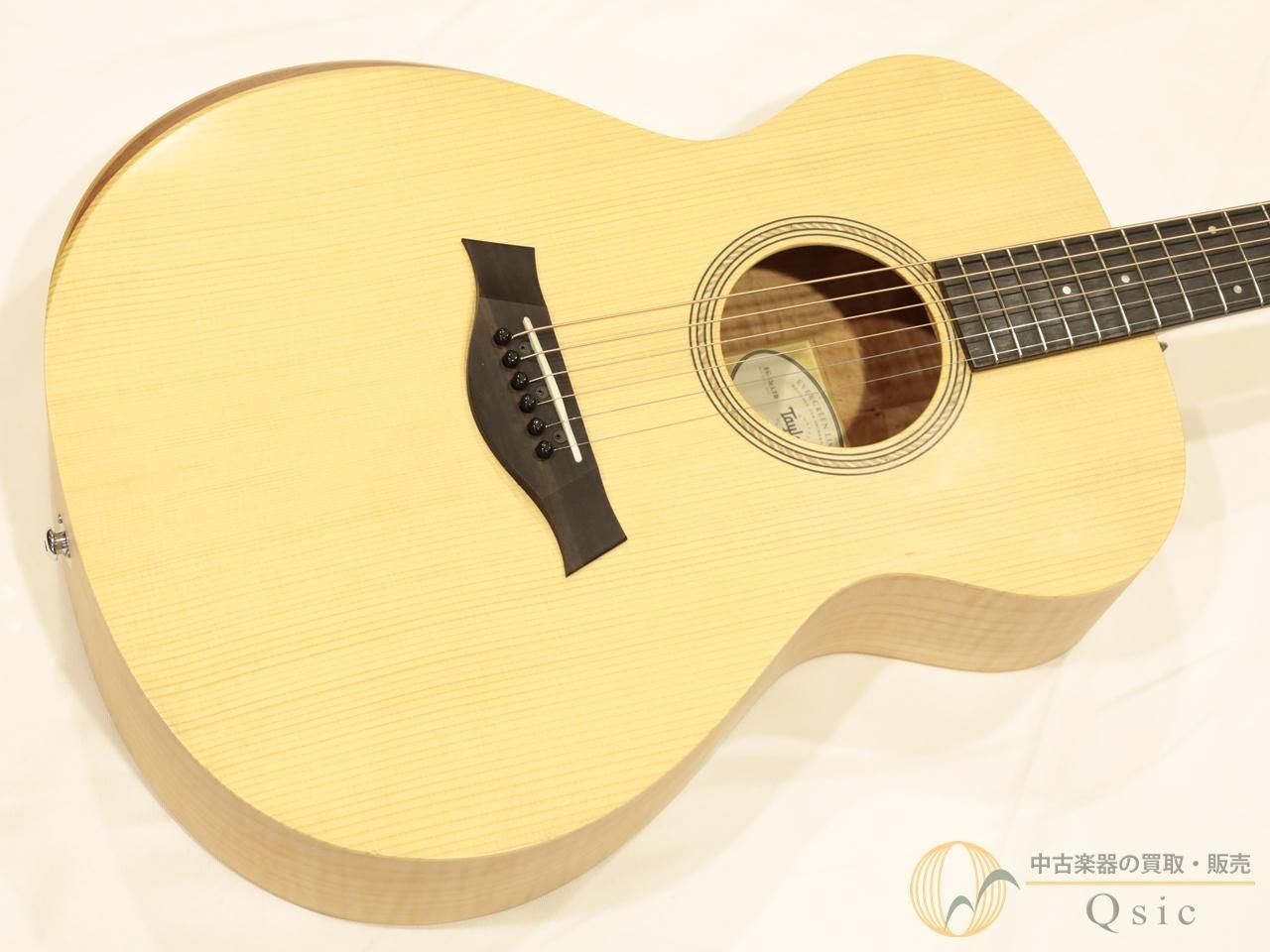 ＿＿＿＿＿＿＿＿＿＿＿＿＿＿＿＿＿＿＿＿＿＿ 中古楽器専門店だからこそ圧倒的な買取価格！ 買取もQsicにお任せください！ ￣￣￣￣￣￣￣￣￣￣￣￣￣￣￣￣￣￣￣￣￣￣ Taylor Academy EG-12e LTD が入荷いたしました。 テイラーが初心者の方でも弾きやすいように設計したエレクトリック・アコースティックギターです。 ボディは比較的大きなドレッドノートタイプですが、右腕が当たる部分にエルボーカットが施されているのでとても抱えやすくなっています。 ネックは細身で握りやすく、ショートスケールのためテンションがゆるめなので軽い力で弦を押さえることができます。 本個体は某楽器店オーダーモデルとなっており、サウンド面も素晴らしく、テイラーらしいきらびやかで抜けの良い音色となっています。 ピックアップも搭載しているのでアンプに繋いで大きな音で演奏することも可能です。 ライブハウスやストリートでも活躍すること間違いなし！ 【Spec】 Body Top：Solid Lutz Spruce Body Side＆Back：Layered Maple Neck：Hard Rock Maple Fingerboard：West Crelicam Ebony Nut Width：42mm Scale Length：632m Number of Frets：20F 【状態】 ボディトップの右側に打痕が1箇所見受けられる程度で、目立つダメージはなく、綺麗な外観のお品です。 フレット残り：9割程度 トラスロッド：問題なし ネック：問題なし 弦高（12F）：6弦側 3.1mm・1弦側 2.6mm サドル弦高：6弦側 3,0mm・1弦側 2.4mm ※弦高値は気候などの影響により若干変動いたします。直近の詳しい数値はお気軽にお問い合わせください。 【調整内容】 全体クリーニング シリアルナンバー：#2210110359 当店管理番号：NM581 【付属品】 ソフトケース（Taylor製） 【当店保証】 3ヶ月付き 【取り扱い店舗】 神戸店（0120-239-929）　 > 当商品は納得購入サポート対象商品です。 【納得購入サポートとは・・・】 商品やサービスにご満足いただけなかった場合、 どのような理由でも返品することができるサービスです。 しかも、送料や決済手数料も含め全額ご返金いたします。 サービスについて詳しくはQsic公式サイトをご覧ください。 ================================================= 注意事項：お使いのモニターの発色具合によって、 実際のものと色が異なる場合がございます。 =================================================