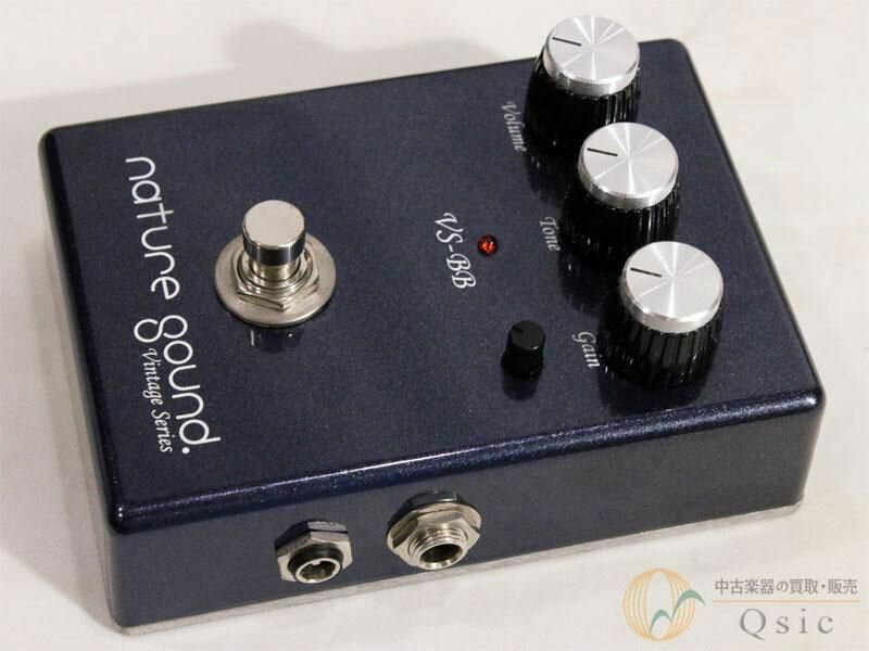 ＿＿＿＿＿＿＿＿＿＿＿＿＿＿＿＿＿＿＿＿＿＿ 中古楽器専門店だからこそ圧倒的な買取価格！ 買取もQsicにお任せください！ ￣￣￣￣￣￣￣￣￣￣￣￣￣￣￣￣￣￣￣￣￣￣ 国産らしい丁寧かつハイクオリティな製品が国内外で高い人気を誇るnature soundから、VS-BBが入荷です！ 音楽の歴史を作ってきた名機の音色に ns.の解釈でどこまで近づけるか、肉迫できるか？をテーマに展開しているVintage Seriesの1つで、あのブルースブレイカーを研究、さらに昇華させました。こちらは初回生産分ではなく、後期に制作されたモデルとなります。 ポイントトゥポイント手法からPCB基盤を変更することでコストダウンを実現。入力初段のキャパシターにはVitamin-Qを採用し、伸びやかな高音域や太く芯のある中低音域の表現に成功しています。そのオイルコンデンサの特性を十二分に活かすべく、バッファードとトゥルーバイパスを選べることもポイントです。 さらにボトムを補正するコントロールを搭載。ブルージーでコシのあるオーバードライブはもちろん、スッキリとして締まったトーンも表現でき、現代の音楽シーンでもマッチさせやすいようになっています。 オリジナルの良さはそのままに、nature soundならではのこだわりと実用性を兼ね備えた1台！プレミアがついているブルースブレイカーは手が届かない…と悩まれていた方はぜひおすすめですので、この機会にお求めください！ 定価：オープンプライス 【状態】 パーツのくすみや薄っすらとした擦れ傷などはございますが、目立つ使用感はなく、綺麗な外観のお品です。 Gainノブの10時から14時の動きがやや重くなっております。動作は特に問題ございませんので、美品をお探しの方にもおすすめできるコンディションです。 シリアルナンバー：#4 当店管理番号：NM899 【付属品】 元箱、取扱説明書 【当店保証】 3ヶ月付き 【取り扱い店舗】 神戸店（0120-239-929）　 > ================================================= 注意事項：お使いのモニターの発色具合によって、 実際のものと色が異なる場合がございます。 =================================================