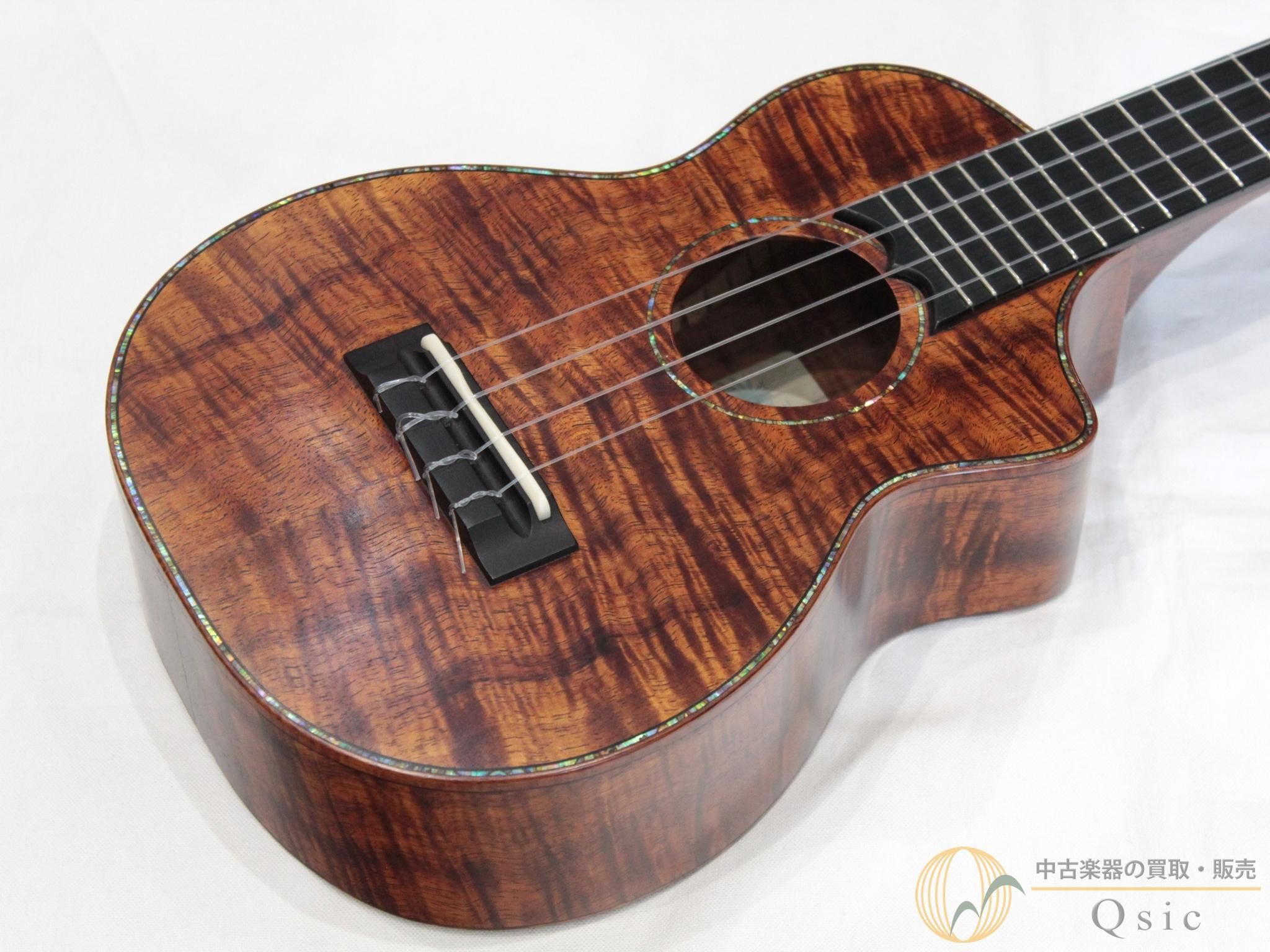 ＿＿＿＿＿＿＿＿＿＿＿＿＿＿＿＿＿＿＿＿＿＿ 中古楽器専門店だからこそ圧倒的な買取価格！ 買取もQsicにお任せください！ ￣￣￣￣￣￣￣￣￣￣￣￣￣￣￣￣￣￣￣￣￣￣ Seilen SLCC-255 素材の見え方を大切にした端正な佇まいと、工房製らしい落ち着いた存在感が魅力のモデルです。 華美に寄せすぎないまとめ方の中に質のよさがにじみ、手に取ったときにも構えた姿が自然に整います。 見た目の派手さだけではなく、長く手元に置きたくなる雰囲気を備えた一本です。 本機が属するSeilenのウクレレは、長野県の工房で製作されるハンドメイドモデルとして知られており、材の選定や全体のまとまりにこだわった仕上げが特徴です。 コンサートサイズに380mmスケールを採用し、ネックはマホガニー、指板はローズウッドを標準とする構成が案内されています。 品番末尾の数字は木材グレードを示す表記でもあり、255は上位グレードを思わせる型番です。 音の印象としては、弦をはじいた瞬間の立ち上がりが素直で、軽いタッチでも輪郭を保ちやすいまとまりが期待できます。 音量感をことさらに誇張する方向ではなく、音の芯や余韻のつながりを丁寧に味わえるような性格がこのモデルにはよく似合います。 コードを軽く鳴らした際にも響きが散りにくく、手元での反応のよさを楽しみやすい一本と考えられます。 外観の上質さと工房製らしい確かなまとまりをあわせ持つ本モデルは、量産品とは少し違う空気感を求める方にしっかり響く内容です。 飾って眺める時間も、実際に音を出す時間も、それぞれに満足感を得やすい存在として目を向けていただきたい一本です。 ぜひこの機会にご検討ください！ 【Spec】 Body Top：5A-Figured Hawaiian Core Body Side&amp;Back：5A-Figured Hawaiian Core Neck：Mahogany Fingerboard：Ebony Nut Width：41 mm Bridge：Ebony Scale Length：382 mm Number of Frets：20 F 備考：コンサートサイズ 【状態】 使用に伴う小さな打痕・擦れ傷などの少々の使用感がございますが、大きなダメージはなくまだまだご演奏いただける状態です。 フレット残り：9割程度 トラスロッド：搭載なし 電気系統：問題なし 重量：505 g ネック：問題なし 弦高（12F）：4弦側 2.7 mm・1弦側 2.7 mm サドル弦高：4弦側 1.6 mm・1弦側 1.7 mm ※弦高値は気候などの影響により若干変動いたします。直近の詳しい数値はお気軽にお問い合わせください。 【調整内容】 全体クリーニング シリアルナンバー：#0423 当店管理番号：NMX14 【付属品】 ハードケース（黒） 【当店保証】 当商品は、長期保証は付帯しておりませんが初期不良には対応しております。 詳しくは保証規定をご覧ください。 【取り扱い店舗】 阿倍野店（06-6964-8615）　 > 当商品は納得購入サポート対象商品です。 【納得購入サポートとは・・・】 商品やサービスにご満足いただけなかった場合、 どのような理由でも返品することができるサービスです。 しかも、送料や決済手数料も含め全額ご返金いたします。 サービスについて詳しくはQsic公式サイトをご覧ください。 ================================================= 注意事項：お使いのモニターの発色具合によって、 実際のものと色が異なる場合がございます。 =================================================