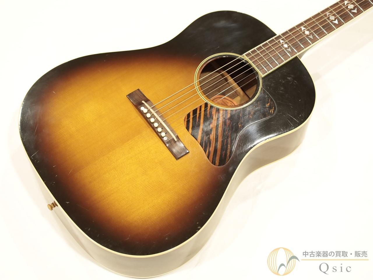 ＿＿＿＿＿＿＿＿＿＿＿＿＿＿＿＿＿＿＿＿＿＿ 中古楽器専門店だからこそ圧倒的な買取価格！ 買取もQsicにお任せください！ ￣￣￣￣￣￣￣￣￣￣￣￣￣￣￣￣￣￣￣￣￣￣ Gibson Advanced Jumbo ギブソンのフラットトップの中でも、豊かな音量感と伸びやかな響きで知られる［Gibson Advanced Jumbo］が入荷しました。 スプルース・トップ、ローズウッド・サイド＆バック、マホガニー・ネックという王道の組み合わせに、648mmスケールならではの張りのある反応が加わり、ひと鳴りでスケール感のある響きを感じさせます。 抱えた瞬間の存在感はもちろん、ストロークでもフィンガーでも表情を引き出しやすく、しっかり弾き込める実力を備えた仕上がりです。 ローズウッド・ボディによる厚みのある響きと、ロングスケール由来の明瞭な発音感がうまく両立しているところが魅力。 43mmナット幅は運指の窮屈さが出にくく、コードワークでも単音のフレーズでも自然に扱いやすい印象です。 音の芯を保ちながらレンジをしっかり確保しやすく、強めのストロークでも輪郭が崩れにくい点はこのモデルならではの持ち味でしょう。 ギブソンのラウンドショルダーらしいふくよかさに、引き締まった反応が加わることで、幅広いスタイルに応えやすい内容にまとまっています。 生鳴りは立ち上がりが素直で、低域から高域まで無理なくつながるまとまりのよさが印象的です。 ローズウッドらしい奥行きのある低音に、スプルース・トップの明るさと張りが加わり、開放弦を含んだコードでは広がりのある響きを楽しめます。 単音では音の芯が見えやすく、強く弾いた際にも音がつぶれにくいため、フラットピックでのストロークでも指弾きでも表情を付けやすい感触です。 余韻は比較的ゆったりと伸び、箱全体がしっかり反応する感覚があり、弾いていて気持ちよさのある鳴り方を備えています。 しっかりとした音量感と奥行きのある響きを求める方には、手にした瞬間から魅力が伝わりやすい一本です。 ぜひこの機会にご検討ください。 【Spec】 Body Top：Spruce Body Side＆Back：Rosewood Neck：Mahogany Fingerboard：Rosewood Nut Width：43mm Scale Length：648mm 【状態】 ボディトップにわずかに打痕やボディバックに線傷がございますが、比較的良好な外観でございます。 フレットすり合わせがされており良好な状態でございます。 フレット残り：6割程度 トラスロッド：余裕あり ネック：問題なし 弦高（12F）：6弦側 2.25mm・1弦側 1.75mm サドル弦高：6弦側 2.2mm・1弦側 2.0mm ※弦高値は気候などの影響により若干変動いたします。直近の詳しい数値はお気軽にお問い合わせください。 【調整内容】 全体クリーニング ネック調整 シリアルナンバー：#00512062 当店管理番号：NM575 【付属品】 ハードケース（黒瓢） 【当店保証】 3ヶ月付き 【取り扱い店舗】 神戸店（0120-239-929）　 > 当商品は納得購入サポート対象商品です。 【納得購入サポートとは・・・】 商品やサービスにご満足いただけなかった場合、 どのような理由でも返品することができるサービスです。 しかも、送料や決済手数料も含め全額ご返金いたします。 サービスについて詳しくはQsic公式サイトをご覧ください。 ================================================= 注意事項：お使いのモニターの発色具合によって、 実際のものと色が異なる場合がございます。 =================================================