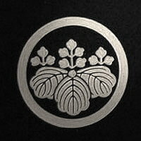 磨き蒔絵…漆で家紋を描き、磨き蒔絵専用の粉をまいたあとにその上にすり漆を薄く引き乾いたらスリ漆の表面を磨きあげ艶を出す技法です。 光沢があり、消し蒔絵に比べて落ち着いた色になります。 ■紋のご注文方法 ご希望の紋入れ場所と家紋名をご注文画面の備考欄にご記入下さい。 ご記入を忘れた場合などは下記アドレスまでご連絡下さい。 tomiyo@me.ttn.ne.jp ■お値段は1寸（約3cm）紋までの目安です。 ・特殊な家紋については別途料金が発生する場合がございます ・1寸より小さいものも価格は同じです。 ・紋入れの箇所数によって別途お見積もりも承っておりますので、お気軽にお問い合わせ下さい。 ・家紋の他、社章・校章・ロゴマーク入れなども承っております。 まずはお気軽にお問い合わせ下さい。 ■ご注意ください！ ※この商品は紋入れのみとなります。椀などの本体は別途お買い求め下さい。 ※絵付け後のキャンセル家紋代および塗り直し代が発生いたします。　