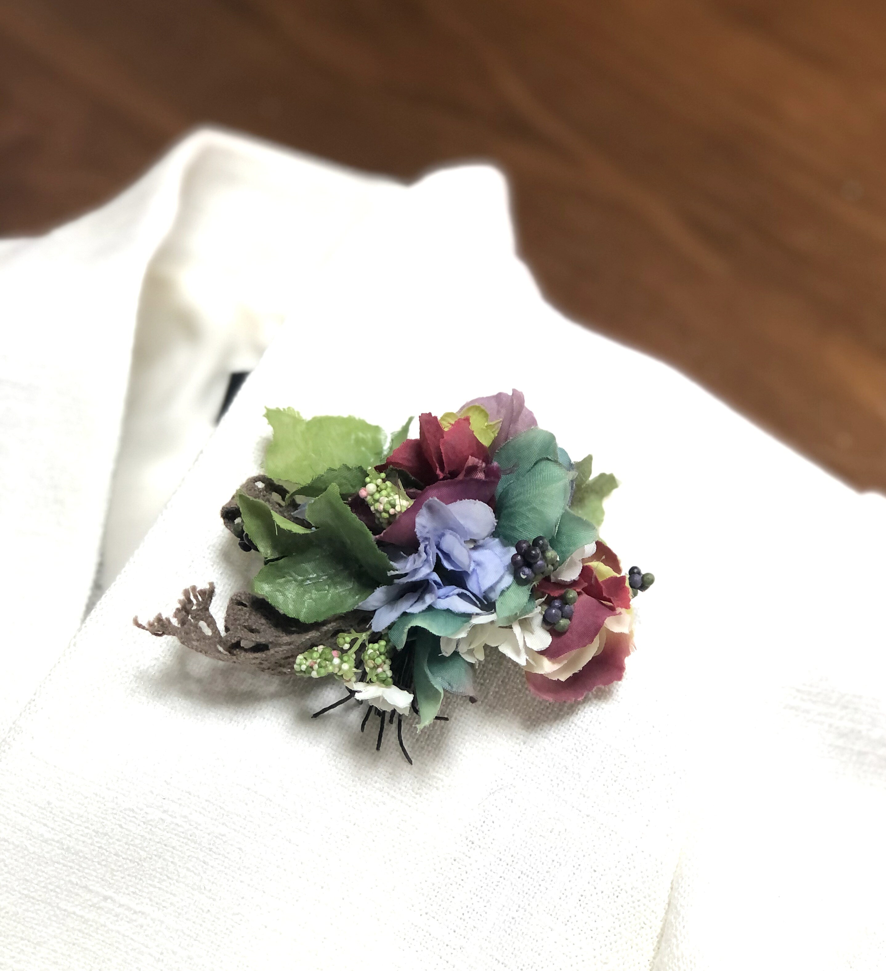 あじさいのお花のコサージュ アイビー コットンレース ガーデンミニブーケ 入学式 入園式 晴の日 フォーマル お花飾り ブローチ 小さめ アクセサリー ブーケ ピン付き おしゃれ ナチュラル エレガント センス インスタ映え 派手すぎない フラワー 【数量限定】【送料無料】の商品画像 3