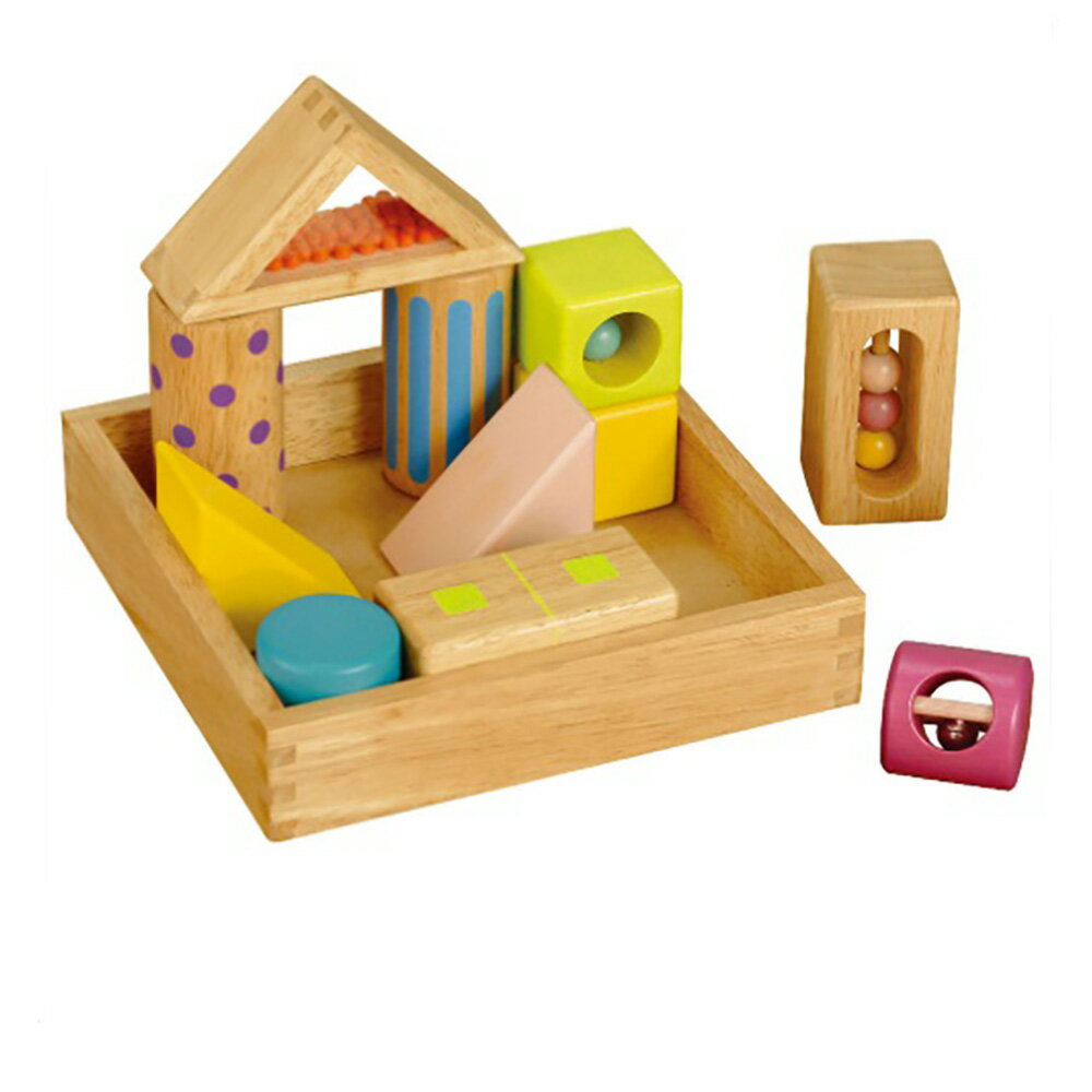 見て楽しい、振って楽しい、積んで楽しいつみき。 つみやすい大きめのサイズでラトル代わりにもなり、きれいな色と心地良い音が心を育みます。 木目が見えるやさしい色の塗装がされた、全ブロック音入りのつみきは丸・三角・四角それぞれに異なる仕掛けが入っています。 中が見えるブロックは鈴やビーズの動きが楽しめます。お片付けもパズルのように楽しめる木箱付。 セット内容：音入りつみき×11　木箱×1素材天然木 ポリスチレン 合金 PP MDFサイズ本体：w20.5 × h5 × d20.5cm　最小パーツ：w4.5 × h4.5 × d4.5cm原産国ベトナム対象年齢：1歳〜 ご使用上のご注意 ・遊ぶときは、保護者の方と一緒に遊んでください。 ・遊んだ後は、必ず後片付けをしてください。また、破損した場合は、速やかに回収してください。【ギフトラッピング】 ギフトラッピングのご案内はこちら