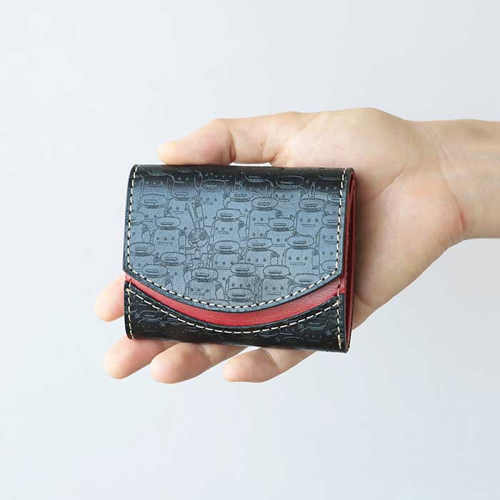 ミニ財布 小さい財布 コンパクト財布 三つ折り 本革 革 栃木レザー タンニン鞣し 経年変化 日本製 ハンドメイド メンズ レディース ブランド コンパクト ミニウォレット 財布 手塚治虫 漫画 少年漫画 【クアトロガッツ 小さいふ。ペケーニョ 火の鳥 ロビタ「黒」】