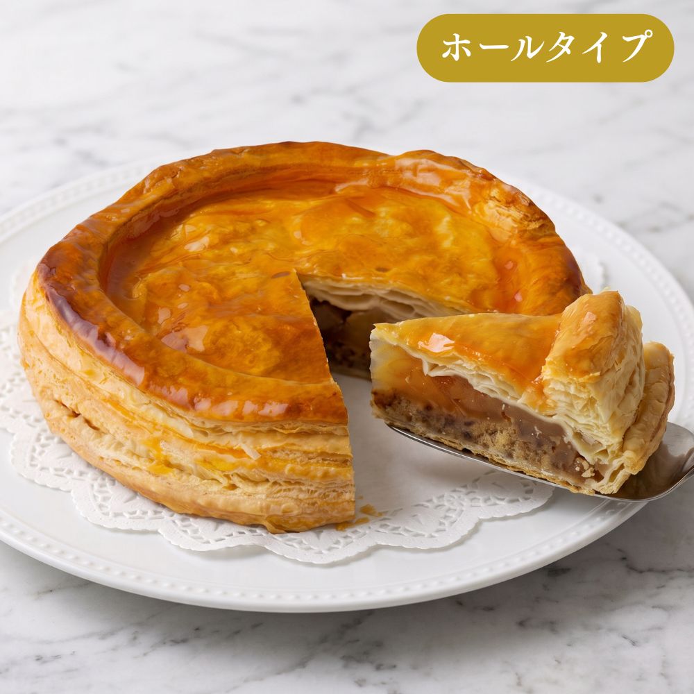 シャキシャキのりんごにシナモンを混ぜ込み、パイで香ばしく焼き上げました。 重量　約920g サイズ：7号　21cm 100gあたり　カロリー　302kcal 原材料：りんごシロップ煮(中国製造)、小麦粉、マーガリン、杏ジャム、鶏卵、砂糖、バター、濃縮乳、加工油脂、食塩、シナモン、酸味料、乳化剤、乳酸Ca、ベーキングパウダー、酸化防止剤(V.C、V.E)、糊料(増粘多糖類)、香料、pH調整剤、着色料(カロテン)、一部にりんご、小麦、卵、乳成分、大豆、オレンジを含む 特定品目　卵 / 乳 / 小麦 / 大豆 / オレンジ / りんご 賞味期限　解凍前／製造日より90日　解凍後／2日 解凍方法　常温で約60分　もしくは冷蔵庫で約240分 ※多少凍っていても品質に問題はございません。 ※解凍時間は目安となり、お客様の解凍環境により異なります。常温での長時間解凍は乾燥する為、行わない様にしてください。 保存方法　解凍前／-18℃以下の冷凍庫　解凍後／10℃以下の冷蔵庫
