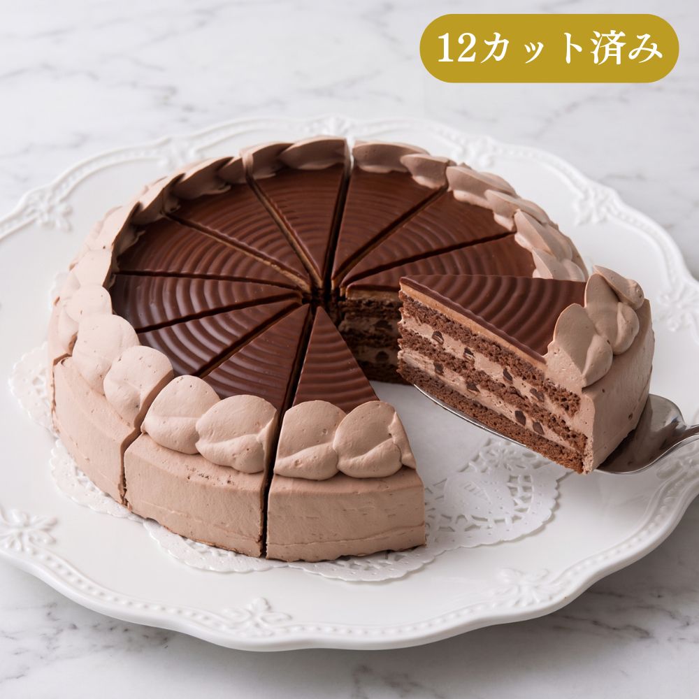 ガナッシュクリームとチョコレートスポンジの濃厚な味わい、サンドのクリームにはチョコチップが隠れています 重量　約610g サイズ：7号　21cm 100gあたり　カロリー35227kcal 原材料：乳等を主要原料とする食品、鶏卵、砂糖、チョコレート、小麦粉、洋酒、ココアパウダー、濃縮乳、転化糖、乳化剤、ベーキングパウダー、着色料（カラメル、ベニコウジ、カロテン）、メタリン酸Na、香料、光沢剤、酸味料、pH調整剤、安定剤（キサンタン）、酸化防止剤（ビタミンE）、原材料の一部に大豆を含む 特定品目　卵 / 乳 / 小麦 / 大豆 / ゼラチン / アーモンド 賞味期限　解凍前／製造日より90日　解凍後／2日 解凍方法　常温で約60分　もしくは冷蔵庫で約240分 ※解凍時間は目安となり、お客様の解凍環境により異なります。常温での長時間解凍は乾燥する為、行わない様にしてください。 保存方法　解凍前／-18℃以下の冷凍庫　解凍後／10℃以下の冷蔵庫