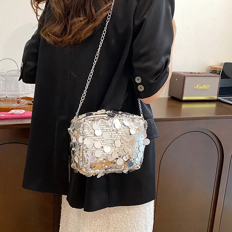 乐天商城 - スクエア・ラージスパンコール・ショルダーバッグ　Mサイズ 2色【スパンコール ひも付き 持ちやすい かわいい 上品 キラキラ 黒 ブラック ピンク シルバー 銀色 カラー ビーズ】