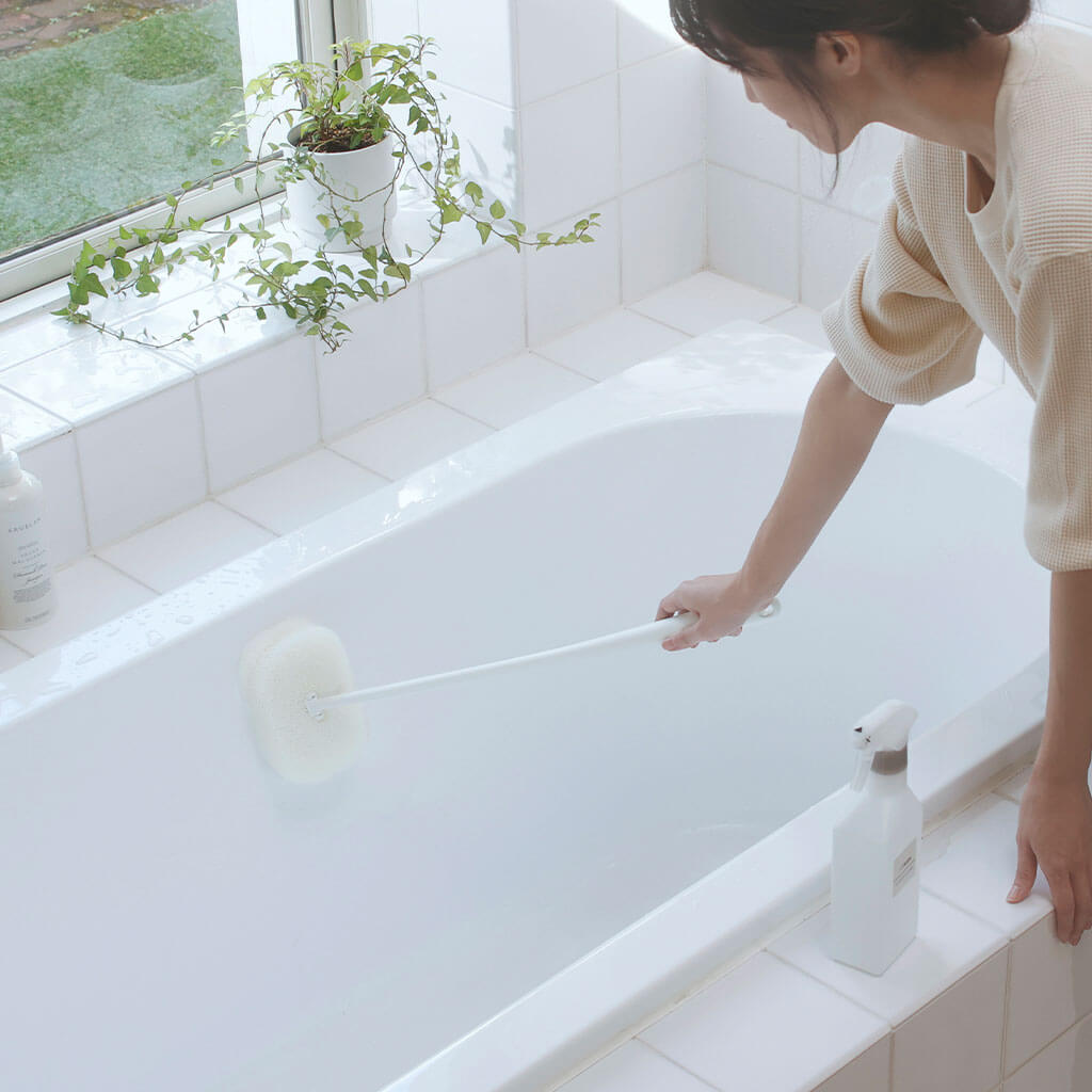 お風呂の柄付きスポンジ　2色【マーナ marna 掃除が楽 かがまず楽に ヘッドが動く 柄が長い お風呂掃除..