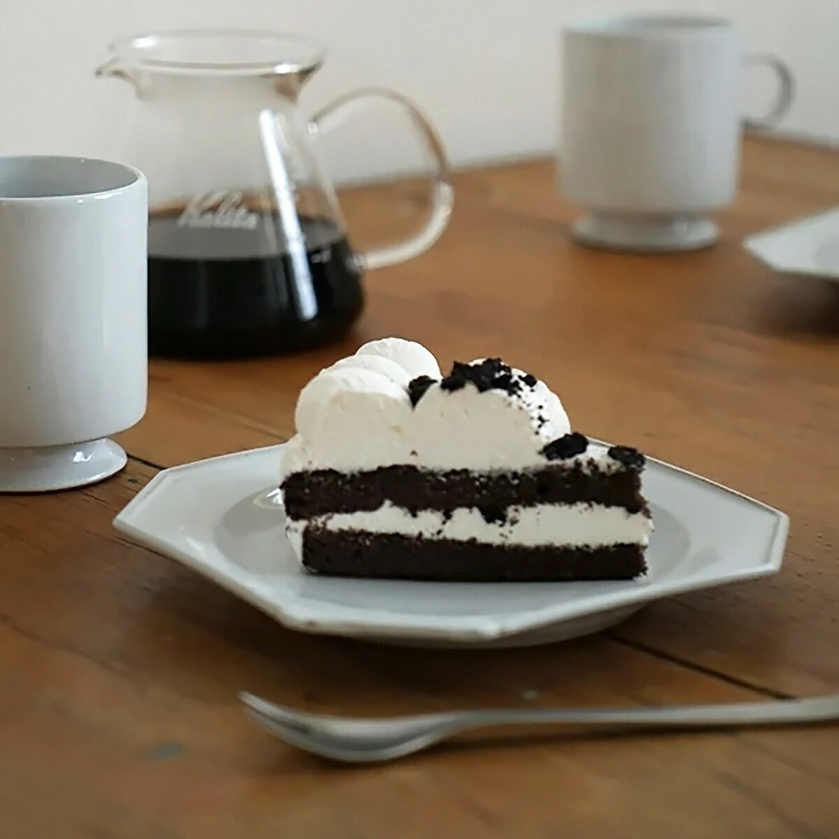 Teno（テノ） アクシス axcis 日本製 陶器 お皿 八角形 中皿 デザート皿 食器 ケーキ フルーツ お菓子 前菜 ティータイム おしゃれ ホワイト 白 アンティーク風 クラシック ヨーロッパ 電子レンジ対応 食洗機対応 ※こちらの商品は、サイズ・色味・デザイン・形・質感・ムラ具合などに多少の個体差がございます。 特に釉薬のムラ具合は個々によって差異が大きく出る場合がございます。 黒点・ムラ・釉薬のヒビ・キズ・異物・穴あき・小さなカケがある場合がございます。 予めご了承くださいますようお願い申し上げます。spec サイズ 幅 170mm 奥行き 170mm 高さ 24mm 重量 270g 素材 陶器 製造国 日本 Teno（テノ）シリーズ terre(土)・nature(自然)といった単語や、 「手の痕跡が残る物作り」というキーワードから名付けられた陶食器シリーズ。 繊細な雰囲気とわずかなプリミティブな奥行きのバランスに独特の魅力がある、 様々なシーンで活躍するうつわです。 Tenoシリーズは愛知県瀬戸市の窯元にて製造を行っています。 “赤土”という粘土質で柔らかい土を使用し、 独自配合の釉薬を組み合わせて”鋳込み成型”や”還元焼成”という技法で仕上げられています。 表面はグレーがかった艶のある白色、底部分裏側は素地が残る赤茶色をしています。 Comment 古いヨーロッパの食器や、日本製のセラミックウェア。 手仕事の味わいと大量生産品の持つアノニマスな魅力を両立させた陶食器シリーズです。 「Teno オクトゴナルプレート M」は、八角形のケーキプレートです。 ケーキ、お菓子、フルーツ、前菜などを載せてお使いください。 プレートだけでお使いいただくのはもちろんのこと、 「Teno マグカップ」や「Teno ゴブレット」と一緒に使って ティータイムセットや晩酌セットにするのもおすすめです。 単品での販売となります。 【仕様】 電子レンジ・食器洗浄機：可 直火・オーブン・IHクッキングヒーター：不可 ※こちらの商品は、サイズ・色味・デザイン・形・質感・ムラ具合などに多少の個体差がございます。 ※天然の赤土を使用して手作業により製造しています。 一点一点異なる歪み、色むら、小さな黒点、釉薬の個体差などが生じますが、ご使用には問題ございません。 商品特性としてあらかじめご了承ください。