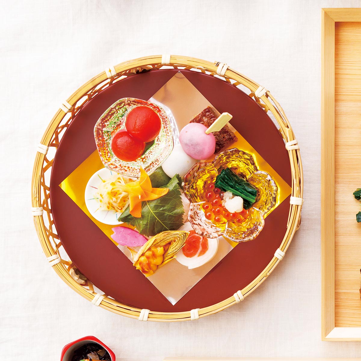 【取り寄せ商品】オードブル竹篭 足付・晒竹オードブル篭 8寸　樹脂製朱丸敷板付き　23376・22627【敷板 お正月 トレー 器 樹脂製敷板 赤 朱】