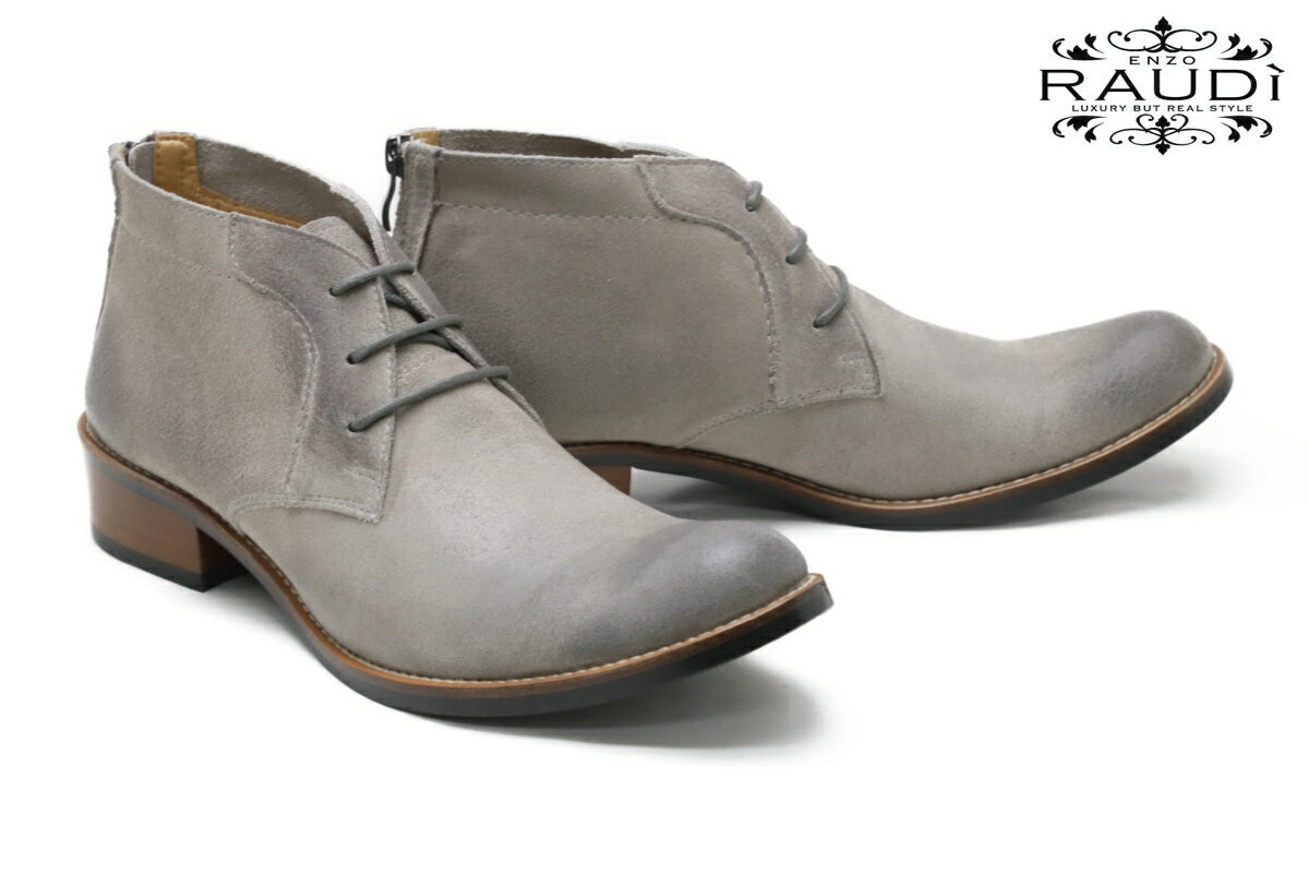 チャッカブーツ Chukka boots 2012年の発売以来ロングヒットを続ける定番モデル。 定番として生産されていたわけではなく、お客様から支持を得て定番になった実績のある一足です。 Detail 爪先は丸めながら、甲周りにエッジを効かせて絞り込んでいるため、非常に洗練されたスマートな印象です。 チャッカブーツにありがちなもたついた要素は感じられません。 人気の秘密はバックジップで脱ぎ履きの手間が軽減できること。 内側にジップがないので、見た目は通常のチャッカブーツと変わりません。 ヒール高は約4.0cmとやや高めの設計で、ヒールアップ効果が期待できます。 爪先や踵回りなどにワザと当たりや焦がしを入れているので、キズも目立ちにくく、ブラッシングの手間が要らないのも魅力です。 ※クリックで商品が新ウィンドウで開きます。 RAUDi History 素材は細部まで拘った厳選された素材を贅沢に使用し、熟練の職人技のなせる大胆さと繊細さ、そしてRAUDiの魅力とも言える、ユーモアをミックスさせた"かっこ良く履く革靴"を展開。 美しいフォルムは身に付ける人の個性にしっくりと馴染み、細部へのこだわりがコーデネートを全体の完成度を高めてくれます。 何度も繰り返し改善され続ける木型、独自に開発した革、そして職人が一足一足丁寧に仕上げを施し製造された革靴は数々の芸能人、そしてスタイリストの方々に支持されています。 Item Information ▼ブランド RAUDi / ラウディ ▼品番 227oak ▼色 オーク ▼特徴 2012年の発売以来、ロングヒットを続ける定番モデル。 爪先は丸めながら、甲周りにエッジを効かせて絞り込んでいるため、非常に洗練されたスマートな印象です。 チャッカブーツにありがちなもたついた要素は感じられません。 人気の秘密はバックジップで脱ぎ履きの手間が軽減できること。 内側にジップがないので、見た目は通常のチャッカブーツと変わりません。 ヒール高は約4.0cmとやや高めの設計で、ヒールアップ効果が期待できます。 爪先や踵回りなどにワザと当たりや焦がしを入れているので、キズも目立ちにくく、ブラッシングの手間が要らないのも魅力。 脱ぎ履きの良さだけでなく、機能性、見た目、履き心地、すべての要素が重なり、多くの支持を得ている一足です。 カラー展開も豊富なので、色違いでの購入もおすすめです。 ▼サイズ 40｜25.5cm 41｜26.0cm 42｜26.5cm 43｜27.0cm 44｜27.5cm ヒール高 : 約4.0cm ※上記のサイズは当店での参考サイズ目安でございます。ブランドや木型によって表記サイズの寸法は異なります。 ▼素材 アッパー素材 : スエード ソール素材 : ラバー ▼製法 セメント ▼在庫について 当店は、店頭同時販売のため、売り切れの場合がございます。 その際は、当店の都合によりキャンセルとさせて頂きますが、ご了承下さいますよう、お願い致します。 ▼その他 お使いのパソコンのモニターの状況、撮影時の状況により、写真と実際の商品の色合いが多少異なる場合がございます。入荷の際すでにお箱が多少破損したもの、汚れのあるものがございます。 摩擦や水濡れによって衣類に色移りする場合がございます。十分にご注意ください。 こちらの商品は天然素材を使用しておりますため、もともとのシワ、色むら、小さな穴等がある場合がございます。こちらは天然皮革の味であり、風合いでございますので、不良品ではございません。 ▼実店舗との同時運営に伴うご注意点 当店は実店舗との同時運営のため、試着時についた履きジワ等があることがございます。その都度ケアをしておりますが、シワが深い場合はメールにてご連絡させていただくことがございます。その際、基本的には、ご了承をいただいてからの発送とさせていただいております。あしからずご了承くださいませ。