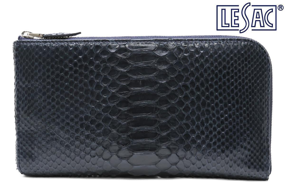 ダイヤモンドパイソンレザー クラッチバッグ Diamond Python Clutch Bag エキゾチックレザーの中でも人気の高い「ダイヤモンドパイソン」。 熟練の職人が1枚1枚手作業で加工を施したレザーは 柔らかな質感と美しい発色が魅力的な逸品です。 Detail インパクト抜群、鱗模様の美しい、ダイヤモンドパイソンレザーのクラッチバッグ。上品で落ち着きのある印象で、ドレッシーにもカジュアルにも合わせられます。 片手で持てるコンパクトなサイズ。長財布とスマホなど、必要最小限の身の回り品をスマートにお持ちいただけます。 この鱗感、本物のダイヤモンドパイソンならではの迫力。使い込むほどに艶を増す経年変化をお愉しみいただけます。 ※クリックで商品が新ウィンドウで開きます。 LE'SAC History レ・ザック 製品コンセプト 様々なエキゾチックレザー製品が氾濫している昨今。 とかく、その漠然とした革の希少性だけが価値の所以とされがちですが、果たしてその製品価格は適正であるか？また、どこでその価値を証明できるのか？ 製品毎の希少性とは、簡単に言えば 原皮価値、サイズ価値、等級価値となりますが、レ・ザックは、それに加えて なめし価値、染色価値、デザイン価値、そしてディテールやパーツを含む仕立て価値などその製品が出来るまでの全てを考慮した上で、真の絶対価値を提言します。 メインとなるレザーは勿論のこと、外見では判らない 細部のパーツに使用する材料には選択肢が沢山あり、金具やジッパーに至るまで全てその選択には理由があります。 つまり、製品に存在するそれらの理由(価値)は作り手が全て説明できなくてはなりません。理屈の詰まったモノづくり、それがレ・ザックの製品コンセプトです。 レ・ザックでは、メゾンブランドにも革の供給をする世界各国の養殖場により厳選された良質なクロコダイルのみを使用しています。 そのクロコのクラスト革原皮を国内屈指のクロコ専門タンナリーの手により時間をかけて「再なめし」することで、極上の柔らかさと丈夫さを兼ね備えたアイテムとなっています。 高級染料により調合されたオリジナルの色合いに染め上げることで、クロコダイルの魅力を最大限に活かした美しい発色を誇ります。 長年エキゾチックレザー専門として携わる中で、染色方法には染料染めを採用していることで、時間をかけて繊維にまでしっかりと浸透させることで、美しい色合いを長期間保ちます。 染色技術やその品質は国内によるものが良質であることを確信しました。 Item Information ▼ブランド LE'SAC / レザック Made in Japan / 日本製 ▼品番 lucelscgnv ▼色 グロスネイビー ▼特徴 インパクト抜群、鱗模様の美しい、ダイヤモンドパイソンレザーのクラッチバッグです。 荷物はいつも少ないというミニマリストにぴったりな、コンパクトなクラッチ。 長財布とスマホなど、必要最小限の身の回り品をスマートに収納可能です。 男女問わずお使いいただけ、ドレッシーにもカジュアルにも合わせられます。 熟練の職人が1枚1枚手作業で加工を施したレザーは、柔らかな質感と美しい発色が魅力的です。上質なダイアモンドパイソンレザーは非常に柔らかく、光の具合で微妙に変化する表情をお楽しみいただけます。耐久性に優れ、経年により鱗が馴染み革全体がさらに柔らかくなることで、時と共にむしろその美しさを増していきます。 こちらはバックカット（背割り）にすることで、パイソン腹部の大きな蛇腹（じゃばら）を活かしたデザインで、美しく、迫力あるパイソンレザーの表情を存分にお愉しみいただけます。 上品で落ち着きのある印象ながら、しっかりと存在感のあるクラッチバッグ。 ▼サイズ 約W25.0×H13.8×D3.3cm ※上記のサイズは当店での参考サイズ目安でございます。ブランドや木型によって表記サイズの寸法は異なります。 ▼素材 表素材 パイソンレザー(蛇革) 裏側素材 ビッグスエード ▼在庫について 当店は、店頭同時販売のため、売り切れの場合がございます。 その際は、当店の都合によりキャンセルとさせて頂きますが、ご了承下さいますよう、お願い致します。 ▼その他 お使いのパソコンのモニターの状況、撮影時の状況により、写真と実際の商品の色合いが多少異なる場合がございます。入荷の際すでにお箱が多少破損したもの、汚れのあるものがございます。 摩擦や水濡れによって衣類に色移りする場合がございます。十分にご注意ください。 こちらの商品は天然素材を使用しておりますため、もともとのシワ、色むら、小さな穴等がある場合がございます。こちらは天然皮革の味であり、風合いでございますので、不良品ではございません。 ▼実店舗との同時運営に伴うご注意点 当店は実店舗との同時運営のため、試着時についた履きジワ等があることがございます。その都度ケアをしておりますが、シワが深い場合はメールにてご連絡させていただくことがございます。その際、基本的には、ご了承をいただいてからの発送とさせていただいております。あしからずご了承くださいませ。