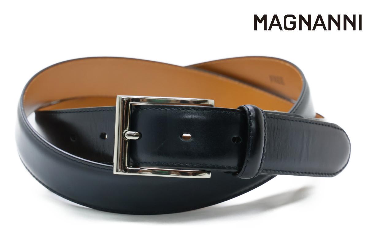 レザーベルト Leather Belt マグナーニシューズと同じ品質の革、色づけも同じハンドペインティングで仕上げた贅沢なベルトです。 厚みもしっかりしていて、間材を使わず、革の厚みのみで仕上げているので丈夫です。 Detail シンプルなデザインなので、ビジネススーツからカジュアルスタイルまで幅広くマッチします。 ドレスはもちろん、ラフなスタイルもワンランクアップさせてくれる上質感です。 ベルト幅は3.0cm、剣先は丸タイプ。クリップタイプのバックルで、ご自分でサイズ調整が可能なベルトです。 ライニング（裏地）がスムースレザーに仕様変更。ヌバック仕様に比べ、汚れにくく耐久性がUP。 ※クリックで商品が新ウィンドウで開きます。 MAGNANNI History 足を包み込むような柔らかい履き心地。これがマグナーニの最大の特徴です。 1954年、スペインのアルマンサで創業し、3世代に渡って丁寧な靴作りを継承しているマグナーニ。 得意とする製法は、『ボロネーゼ製法』。ライニングとインソールを袋縫いにすることにより、足を優しく包み込み、軽さと屈曲性に富んでいます。素材は全てにグレードが高く、ラスト、色入れ、エレガントなデザイン性など、細部に至るまで職人の拘りが詰まっています。 Item Information ▼ブランド MAGNANNI / マグナーニ ▼品番 mgmb3000nv ▼色 ネイビー ▼特徴 マグナーニシューズと同じ品質の革、色づけも同じハンドペインティングを仕上げた贅沢なベルトです。 厚みもしっかりしていて、間材を使わず、革の厚みのみで仕上げているので丈夫です。シューズの価格帯に比べてコストパフォーマンスも高く、実店舗でも何回も買い換える、色違いを多数所有するお客様も多い、当店で最もリピーターが多い商品です。 例えばサントーニやベニーニョなど、同じハンドペインティングで施したシューズにも相性抜群です。是非、靴と合わせてマグナーニスタイルを楽しんでください。 ベルト幅：3.0cm ▼サイズ 105｜105cm ※上記のサイズは当店での参考サイズ目安でございます。ブランドや木型によって表記サイズの寸法は異なります。 ▼素材 牛革 ▼在庫について 当店は、店頭同時販売のため、売り切れの場合がございます。 その際は、当店の都合によりキャンセルとさせて頂きますが、ご了承下さいますよう、お願い致します。 ▼その他 お使いのパソコンのモニターの状況、撮影時の状況により、写真と実際の商品の色合いが多少異なる場合がございます。入荷の際すでにお箱が多少破損したもの、汚れのあるものがございます。 摩擦や水濡れによって衣類に色移りする場合がございます。十分にご注意ください。 こちらの商品は天然素材を使用しておりますため、もともとのシワ、色むら、小さな穴等がある場合がございます。こちらは天然皮革の味であり、風合いでございますので、不良品ではございません。 ▼実店舗との同時運営に伴うご注意点 当店は実店舗との同時運営のため、試着時についた履きジワ等があることがございます。その都度ケアをしておりますが、シワが深い場合はメールにてご連絡させていただくことがございます。その際、基本的には、ご了承をいただいてからの発送とさせていただいております。あしからずご了承くださいませ。