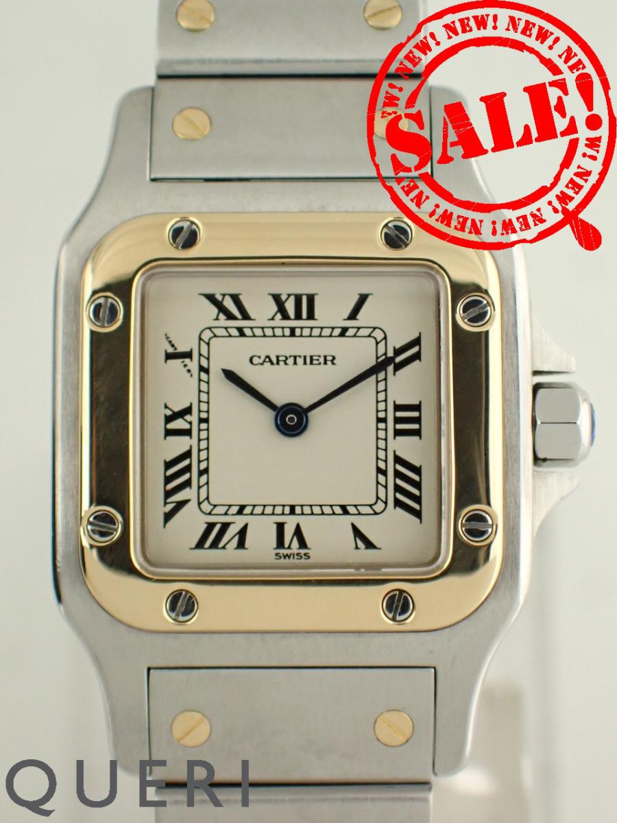 カルティエ サントス ガルベ SM W20012C4を最安値価格で販売中！こちらはブランドを代表するモデル｢サントス｣。ダイヤルはマットなシルバーカラー。放射状に並んだローマンインデックス、ベゼルやベルトのビス打ちなど、カルティエのエスプリが効いたパイロットウォッチです。25mmと華奢な手元によく似合うサイズ感も魅力です。ガルベとはフランス語で「湾曲する」という意味。よりフィット感の高いモデルです。搭載しているのはクォーツ(電池式)。寿命まで正確に時刻を刻みます。巻き上げの必要がありませんので、「良い時計は魅力的だけど、巻き上げはちょっと&hellip;」といった方や毎日を忙しく過ごす方、時計初心者にもお勧めです。想像以上に使い勝手のいいコンビモデル。存在感と知性が同居し、TPOやオンオフも、コーディネートにも迷う事もなく永くご愛用できます。｢とりあえず｣も｢ここぞ勝負時｣も叶えてくれる優秀な一本は、絶対に持って損なし！時計を一番安く買えるブランド時計販売のクエリでは、カルティエW20098D6を業界最安値価格で販売中！この腕時計の購入を検討されている方は、一本限りですのでお早めに！ 型番（ref） W20012C4 ケースサイズ(mm) 25mm×24mm ケース素材 ステンレススチール（SS）、18Kイエローゴールド ベゼル ステンレススチール（SS）、18Kイエローゴールド 文字盤カラー シルバー 防水性 非防水推奨 ムーブメント クォーツ ベルト ステンレススチール（SS）、18Kイエローゴールド 腕周り15.5cm 保証書 有 コンディション 詳細一覧へ AAA※新品仕上げ済み 付属品 純正ボックス ※光の加減やモニターの設定により、実際の商品と色目が異なる場合がございます。 ※シリアルナンバーや限定番号につきましては、プライバシーの関係上WEBへの掲載を控えております。 ※付属の外箱（特に紙製品）は入荷時より擦り傷・タワミ等がある場合がございますが、内箱やお時計本体は商品画像のとおりでコンディションに差支えはございません。 ※夜光はイメージをお伝えするために発光させたものになります。発光の加減は使用環境によって異なります。