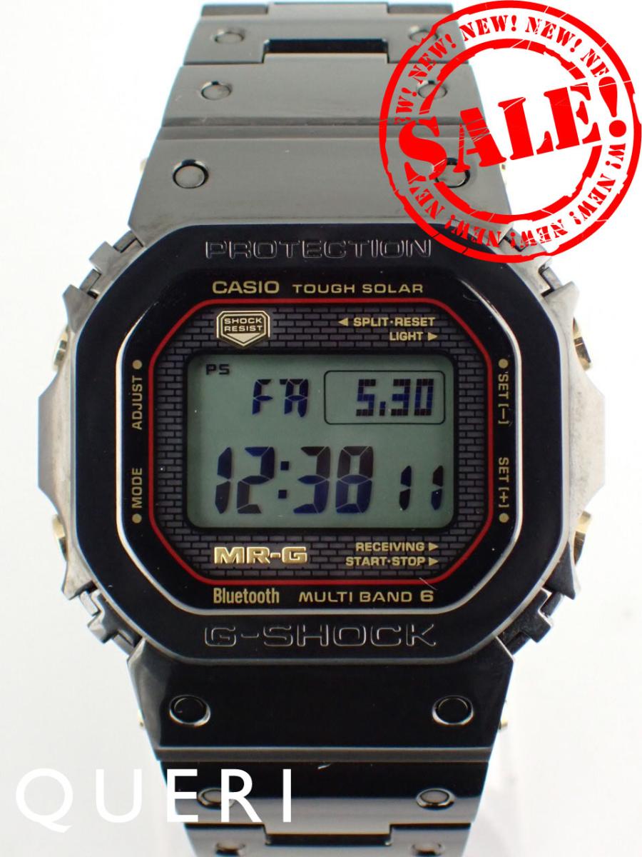 カシオGショックMRGシリーズ初代デザインを最安値価格で販売中！こちらは、2022年3月発売。1983年に発売された初代Gショックのリバイバルモデルです。外観は初代DW- 5000Cを忠実に再現した、デジタル文字盤にレンガパターンとレッドカラーの縁取りデザイン。ケースは25ものパーツを部位ごとに異なる仕様で組み合わせて、堅牢性を高めています。ケース素材のチタンには表面と深層とに二重硬化処理を施した、美しくタフな印象です。搭載しているのは、独自のタフソーラームーブメント。専用アプリをDLするとBlutooth接続にてスマホと連携が可能で、ストップウォッチ、ワールドタイム等時刻表示以外にも多彩な機能と連動できます。10気圧防水と日常使いに最適な堅牢性です。国民的ウォッチ、Gショック！ファンには堪らない仕様ですね。スペックは最新鋭のものを採用しています。タフさを要求されるお仕事の方には勿論、普段着にもよく似合うモダンなデザインです。時計を一番安く買えるブランド時計販売のクエリでは、カシオMRG-B5000B-1JRを業界最安値価格で販売中！この腕時計の購入を検討されている方は、一本限りですのでお早めに！ 型番（ref） MRG-B5000B-1JR ケースサイズ(mm) 縦49.4×横43.2×高さ12.9 mm ケース素材 チタン ベゼル コバクトクロム合金 文字盤カラー デジタル文字盤 防水性 10気圧防水 ムーブメント タフソーラー ベルト チタン 保証書 有（販売店スタンプ有） コンディション 詳細一覧へ AA※中古美品 付属品 純正ボックス ※光の加減やモニターの設定により、実際の商品と色目が異なる場合がございます。 ※シリアルナンバーや限定番号につきましては、プライバシーの関係上WEBへの掲載を控えております。 ※付属の外箱（特に紙製品）は入荷時より擦り傷・タワミ等がある場合がございますが、内箱やお時計本体は商品画像のとおりでコンディションに差支えはございません。 ※夜光はイメージをお伝えするために発光させたものになります。発光の加減は使用環境によって異なります。