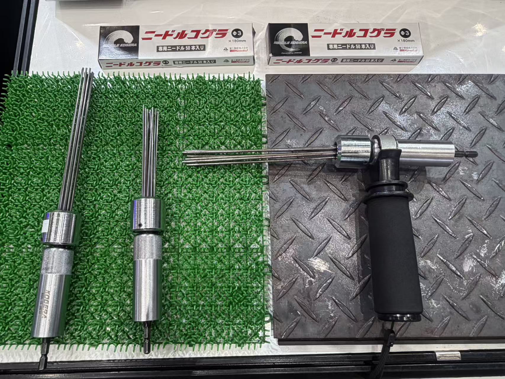 商品情報メーカー名富士製砥（株式会社）特長●ボルトナット廻りの塗膜、サビ落とし●溶接後、塗装後のスラグ落とし●船舶のサビ・貝殻落とし●手摺り等の際部分のハツリ●お手持ちのインパクトドライバー装着で場所を選ばず　電動式タガネに早変わり●エア動力が要らないのでコンプレッサーやコード類が必要なく、 取り回ししやすい●6.35mm六角軸対応仕様●全長(mm)：310●握り部(mm)：30●握り部全長(mm)：80●質量(g)：610ご使用上の注意点●インパクトドライバーの回転数は2000rpm台でご使用くださ　い。高速回転で使用しますとクラッチが滑り、打撃威力が減　少し、オーバーヒートしやすくなります。●ニードルコゲラをご使用時は、必ず保護メガネ・防塵マスク・　防振手袋を着用してください。付属品●サイドハンドル1本●六角レンチ1本●イモネジ（M5X5)×1本※数量限定 富士製砥 ニードルコゲラ サイドハンドルセット ( 本体 + ニードル 100本付 ) 電動式タガネ 送料無料 NBRY-1M2H NBRY-1M3H 1251020000 1251030000 端部・隅のケレンに最適！コンプレッサー・コード類が不要！ 5