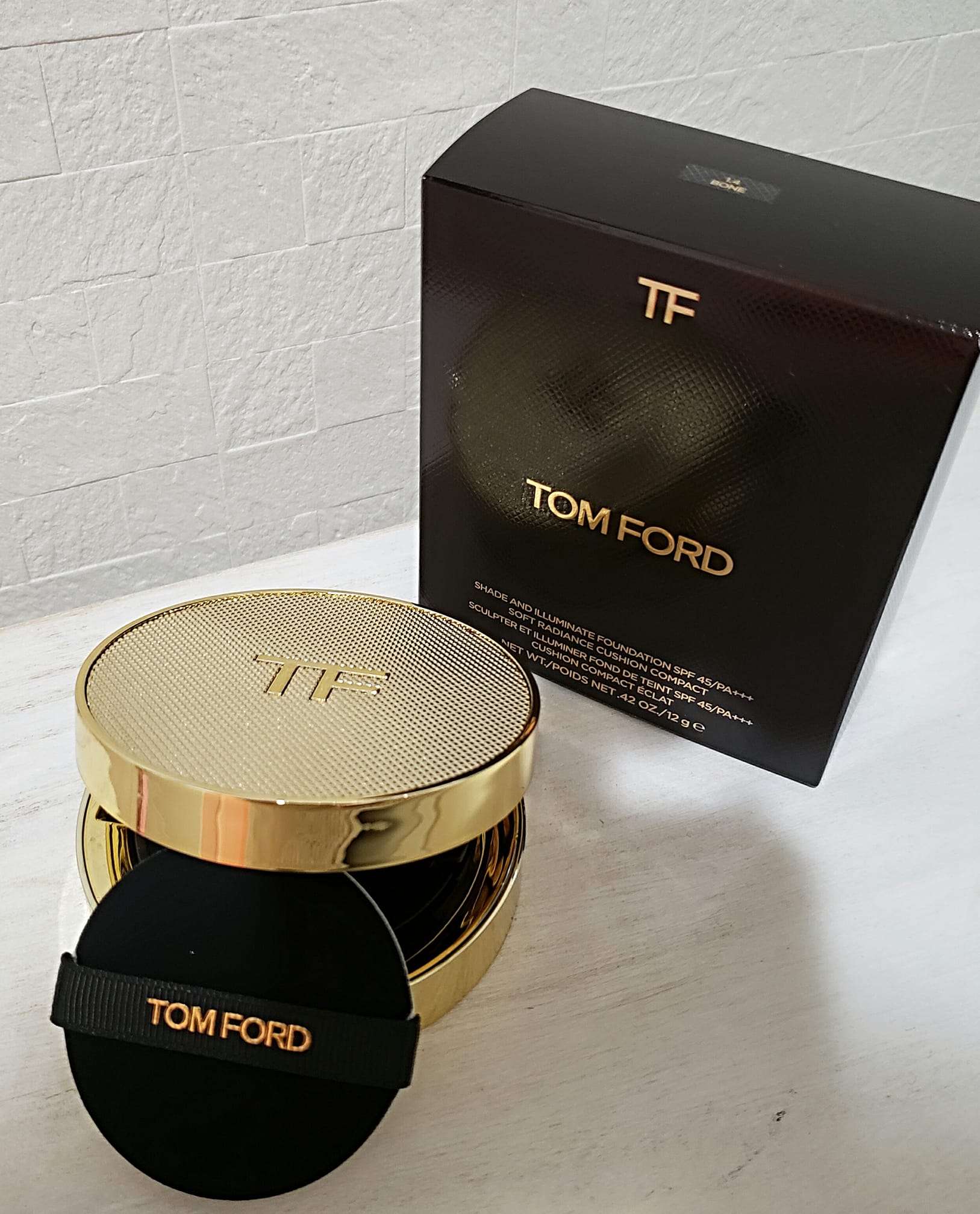 トムフォード　TOM FORD シェイド アンド イルミネイト ファンデーション SPF 45 ソフト ラディアンス クッション コンパクト 送別会　お礼　ギフト　母の日　お中元　バースデイ　お誕生日