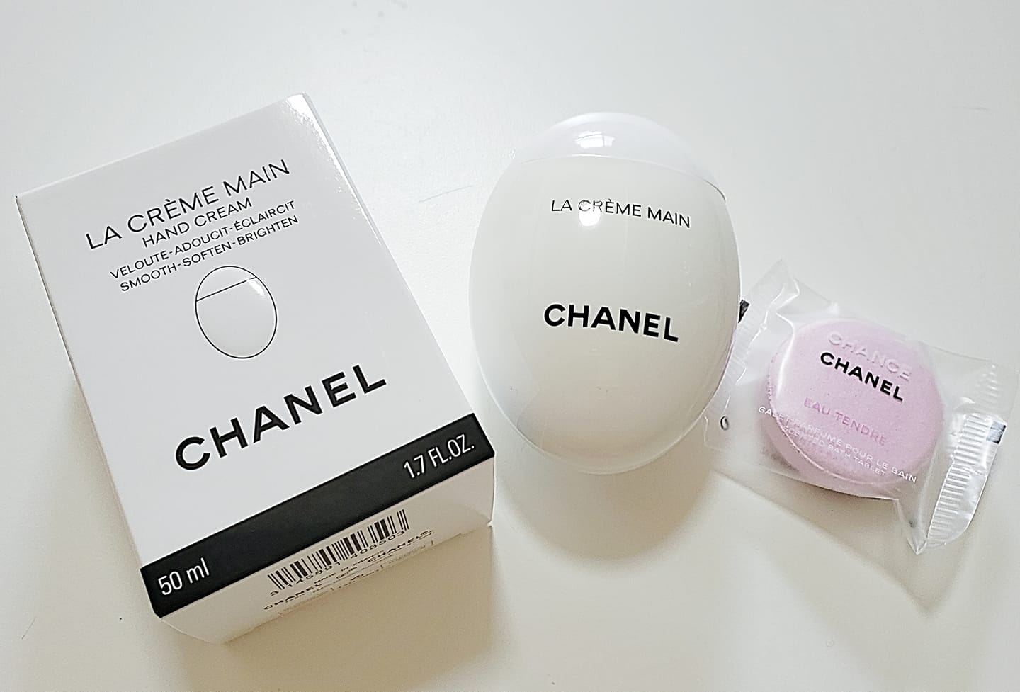 シャネル chanel のラッピング　ショッパー付　シャネル 　CHANEL ハンドクリーム　卵　プレゼントに　祝いクリスマス　バレンタイン　ラ クレーム マン　オータンドゥル バス タブレット代引き不可