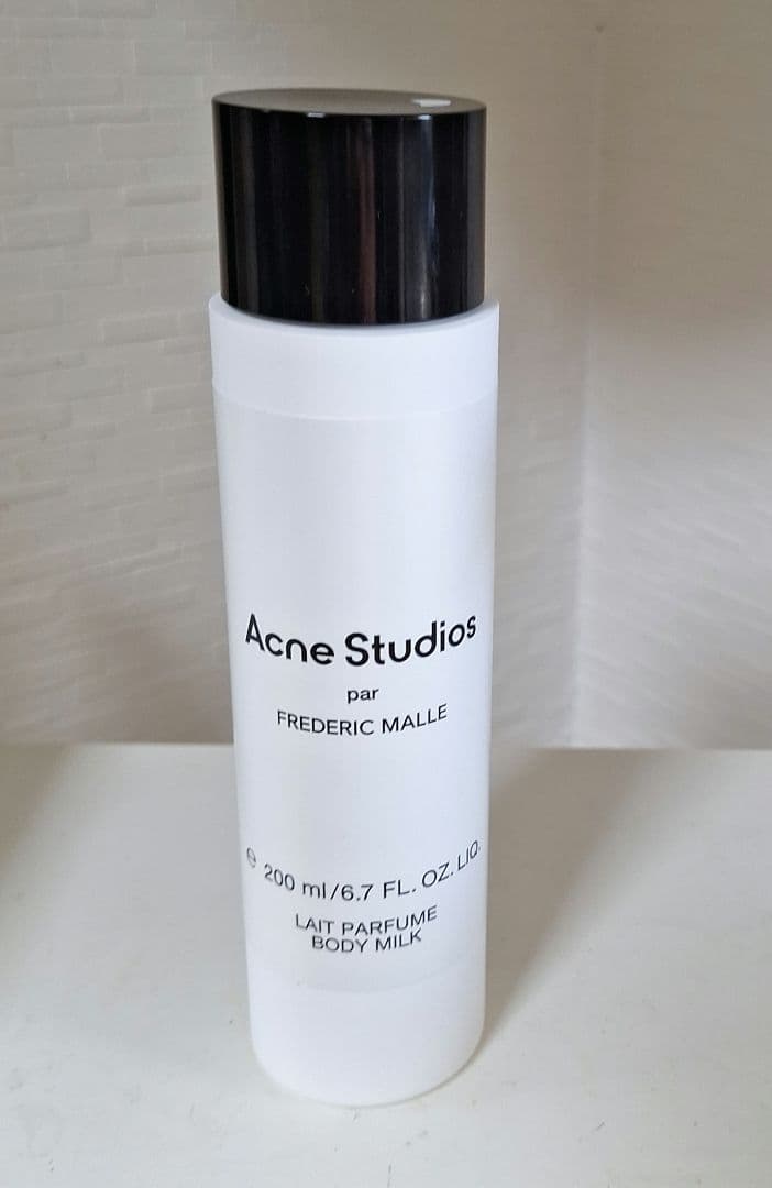 商品詳細 商品 FM ボディミルク 内容量 200ml 原産国 スイス> 区分 home fragrance 広告文責 キーリン 東昇商事 　06-6389-8289（連絡先電話番号）【香りのノート】 Top：アルデヒド、ローズ、ヴァイオレット、オレンジブロッサム Middle：バニラ、ピーチ Base：サンダルウッド、ホワイト ムスク