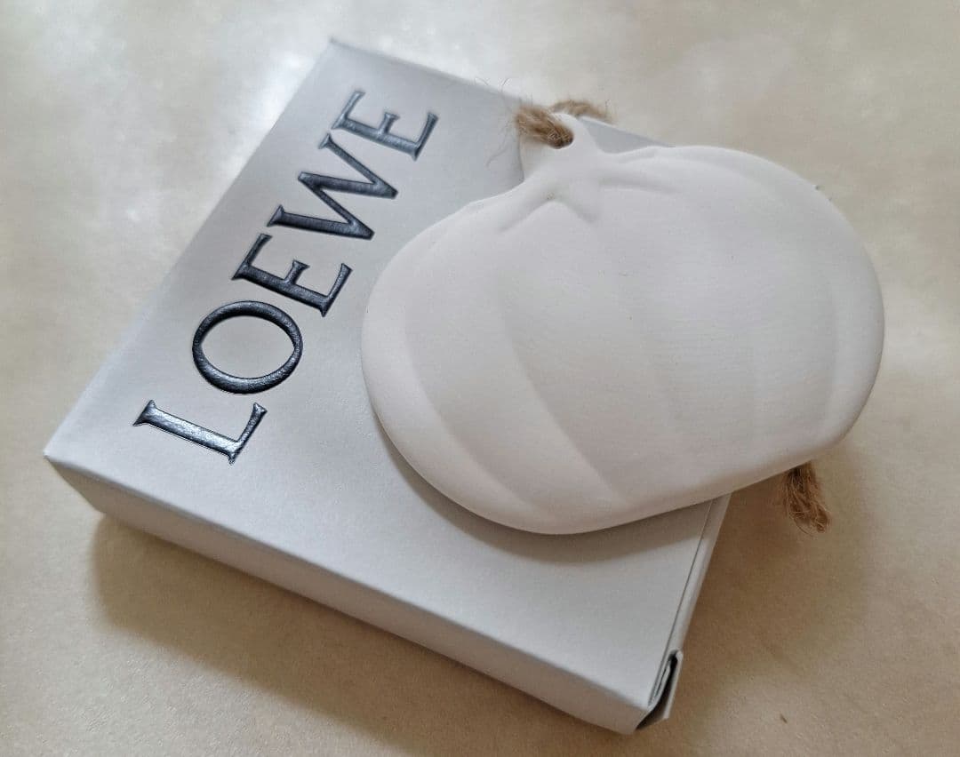 商品詳細 商品 Bodycare 内容量 1pc 区分 雑貨 広告文責 キーリン 東昇商事 06-6389-8289（連絡先電話番号）インテリアのアクセントとして最適な、マットな質感のトマト型セラミック製オーナメントです。 - ブランド: LOEWE - 素材: セラミック - モチーフ: トマト - カラー: ホワイト - 付属品: 専用ボックス