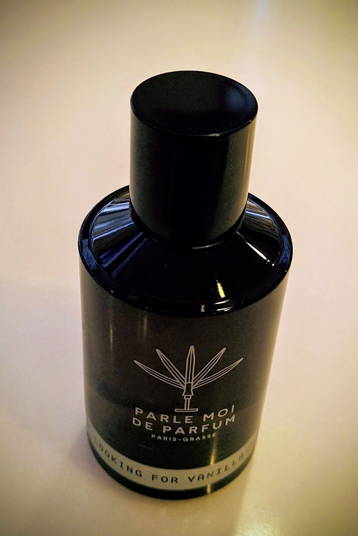 ルッキングフォー バニラ オードパルファム 　パルル　モア　ドゥ　パルファム