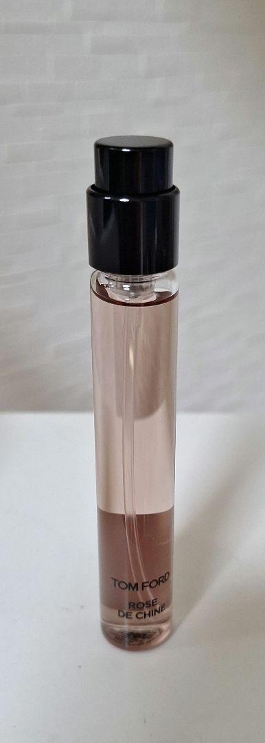 商品詳細 商品 TOM　FORD 香水 内容量 10ML 原産国 USA 区分 フレグランス 広告文責 キーリン 東昇商事 06-6389-8289（連絡先電話番号）意外なほど退廃的で自由奔放なローズ、ローズ ド シーヌは、イエロー ピオニ...