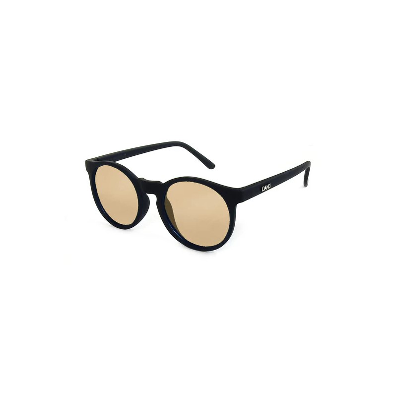 商品説明近年のトレンドとして非常に人気の高い小さめのラウンド・フレームがベースのフレーム・モデル。テンプルに埋め込まれたDANGのメタルロゴとスタイリッシュなシルエットが魅力。オリジナルネオプレン製ケース付属。●フレーム素材：TR90弾力性と軽さが特徴。医療用器具や哺乳瓶に使用されている安心素材。●レンズ素材：ポリカーボネートフレーム同様に耐衝撃性が高く、熱にも強くて耐候性もあり、加えて軽量でもある素材。●品番：vidg00490●フレームモデル：ATZ●フレームカラー：ブラック・マット●レンズの種類：偏光レンズ●レンズカラー：ライトブラウン●可視光線透過率：20%詳細はこちら