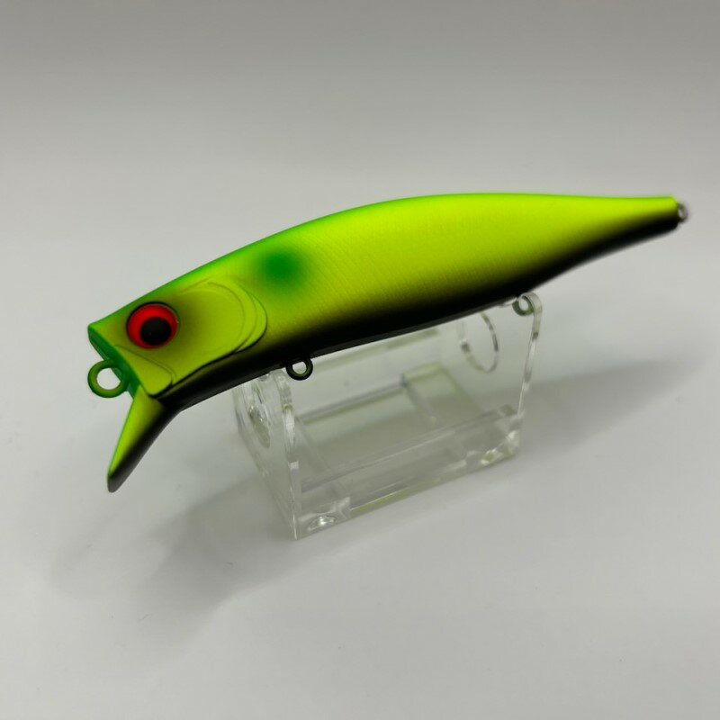 商品説明■遂にピックアップから110mmのウェイクベイトが登場！その名は　『 ツムジ110F 』！ノンラトル、ラトルインモデルの2モデル展開！※ラトルインモデルは赤いアイになっております■コンセプト引き波でランカーシーバスを誘うウェイク系ルアー「ツムジ110F」は『強波動』『アクションレスポンス』『飛距離』『レンジ対応能力』『ただ巻き』こちらの5つのキーワードを徹底追求した110ミリのウェイクです。安定した飛距離、飛行姿勢、アクションレスポンスを両立するマグネット式重心移動を採用。掛かり抜群、こだわりの3フックシステム採用。■アクション・強波動アクション110mmと汎用性で投げやすいお手頃サイズですが、120〜160mmクラス同等の強波動アクションを発生！激濁り、大型ベイトを意識するシーバスに猛烈にアピールします。スローリトリーブではナチュラルな引き波、ミディアムトリトリーブからは波動の強い引き波を演出！どんなリトリーブスピード、アングラーにも対応する懐の広さがツムジ110Fの強みです！・喰わせの「スリップ（チドリ）アクション」水流の変化に侵入すると一瞬バランスを崩して予期できない乱軌道「スリップ（チドリ）アクション」を発生します！■レンジ状況（ロッド角度、流速など）によってレンジは変わってきますが、スローリトリーブで水面下5cm〜30cmほど、ミディアムリトリーブでは50cm〜80cmほどを攻略可能です。■拘りのボーン素材もうオヌマンの代名詞ともいえる「ボーン素材」を採用！素材自体に浮力があり、キレのあるアクションを発生させる！従来のABS樹脂よりも水中で発生する波動が強くなることはもちろん、今回も5色に採用している「ラトルイン」モデル、ABS樹脂よりもカン高いラトル音を発生させ、よりシーバスの好むラトル音を奏でてくれます！これもオヌマンがボーン素材に拘る理由になっております！◆ Pickup ツムジ110F ◆【#010 ダイナマトライムチャート】ダイナマイトチャートとなにが違うの？！全然違うのです！！！グリーンバックにベリーはブラック仕様！このブラックベリーがキモ！こちらも全天候、24時間使用可能！●サイズ：110mm●重さ：23g●カラー：#010 ダイナマトライムチャート詳細はこちら