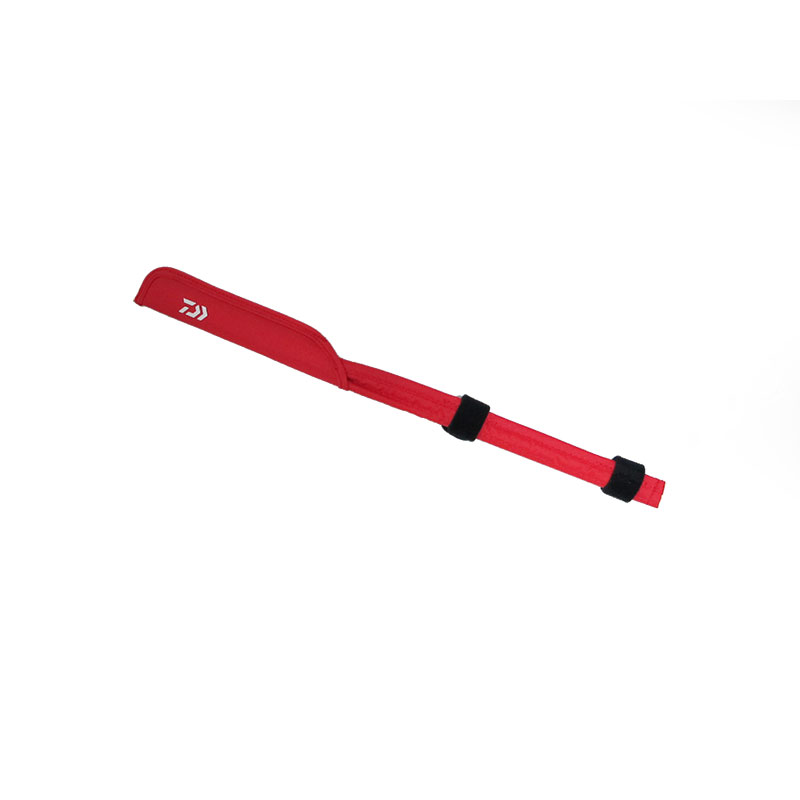 商品説明細くて繊細な竿先をキズや破損から保護するカバー■先端内部にセミハードボード、本体内部にクッション材を内蔵したダブル構造で衝撃やこすれに強い。■本体内側にハードシャフトを内蔵し、繊細な竿先端部の曲がりによる破損を防ぐ。■滑りにくいクロロプレン製ベルト＆面ファスナーでしっかり固定でき、すっぽ抜けや入りすぎを抑える。■竿先に負担をかけにくい軽量設計で、カバーをセットした状態でもブラツキが少ない。■船用小物竿、先端部ガイドの小さいルアーロッドなどに最適。■ロングタイプはより広くロッドをカバーできるだけでなく胴調子のロッドにも最適。DAIWA TIP COVER (A)ダイワ　ティップカバー（A）●品名：ティップカバー（A）●カラー：レッド●外寸（縦×横）（cm）：約37×2.5●素材：ナイロン詳細はこちら