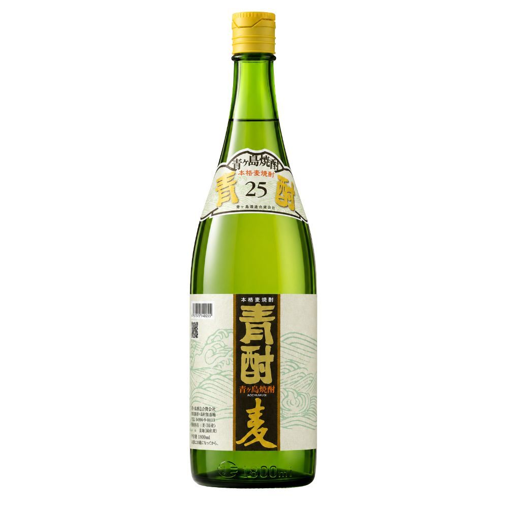 ▼こちらのギフトラッピングをお選びいただけます▼ご希望の商品を同梱しご購入をお願いいたします。 583円 583円 583円 583円 330円 ■商品名 麦焼酎 青酎 AO-CHU 25% 1800ml 青ヶ島酒造 箱なし 麦 焼酎 東京都 ※商品画像はイメージです。デザインは変更となることがあります。※ ■商品について 東京都・伊豆諸島の青ヶ島で受け継がれる伝統製法から生まれる「AO-CHU（青酎）」。 人口わずか約160人の小さな島で、兼業杜氏たちが手間暇を惜しまず造り続ける希少な焼酎です。 「青酎 麦 25度」は、青ヶ島酒造が手掛ける香り高くまろやかな麦焼酎です。 一時は入手困難となるほど高い人気を誇り、3年間の貯蔵熟成によって、青ヶ島ならではの風土を感じさせる奥深い味わいに仕上げられています。 産地・地域について 青ヶ島は、東京都に属する伊豆諸島最南端の有人島。 断崖絶壁に囲まれた火山島で、独特の自然環境と孤島文化が今も色濃く残されています。 この地では古くから、島の女性たちが出稼ぎに出た男性たちを想い、自家製の酒を造って帰りを待っていた歴史があります。 その製法と味わいは代々受け継がれ、現在も杜氏たちによって守られています。 AO-CHU（青酎）は、青ヶ島の文化そのものを映し出す郷土酒です。 製造工程について 「青酎 麦 25度」は、もろみ樽に麦麹・水・酵母を加えて一次もろみを造り、その後二次もろみを仕込む「二段仕込み」製法を採用。すっきりとした洗練された味わいが特徴です。 また、青酎造りでは、炒った麦に青ヶ島の自然環境由来の麹菌を付着させる独自文化も継承されています。 島の植物「オオタニワタリ」の葉を用いながら麹を育てる工程は、青ヶ島の気候風土と杜氏たちの経験が生み出す伝統技術です。 原料について 麦(国産)、麦麹(国産麦) 蒸溜方法 単式蒸留 貯蔵・熟成 3年間熟成 テイスティング・コメント キレのあるサッパリした後味で、少量水を加えると香りがよく引き立ちます。 オススメの飲み方 水割り ロック お湯割り オススメ料理 焼き魚 チーズ カルパッチョ 八宝菜などの中華料理 ■生産者情報 島の風土と幻の焼酎「AO-CHU（青酎）」 世界でも珍しい二重カルデラ火山を持つ孤島・青ヶ島。この特異な環境と、火山の恵みを活かした独自の製法により、全国の焼酎ファンから希少価値の高い「幻の焼酎」として知られています。 地熱（ひんぎゃ）の活用 島言葉で火山の噴気孔を指す「ひんぎゃ」の地熱蒸気を利用して、原料のサツマイモや麦を蒸し上げるなど、島の自然エネルギーと一体となった酒造りを行っています。 希少な流通量 絶海の孤島であり、造る量も限られているため、島外への流通量が非常に少なく、入手困難なプレミアム焼酎として市場で扱われています。 自家醸造の歴史を受け継ぐ、独自の味わい 青ヶ島酒造の焼酎は、かつて島民が各家庭で造っていた自家製酒の伝統をルーツに持っています。そのため、一般的な大手の焼酎とは異なる個性的な製法が今も守られています。 伝統の麦麹づくり サツマイモ（芋焼酎）の仕込みに使う麹に「麦麹」を使用する点、そして仕込みの際に温度・湿度を保つため、島に自生する「オオタニワタリ」の葉で麹を覆う伝統製法が特徴です。 多様な銘柄の背景 かつてそれぞれの家庭（造り手）が持っていた独自のレシピや個性が、銘柄の違いとして受け継がれており、それぞれ個性の異なる奥深い味わいを楽しめます。 ■テクニカル情報 産地 日本 東京都 (青ヶ島村) 原材料 麦(国産)、麦麹(国産麦) アルコール度数 25% タイプ 麦焼酎 内容量 1800ml ※メーカー資料より引用 ■Q&A（よくある質問） 詳細はこちら ■関連商品 青ヶ島酒造の一覧はこちらから 麦焼酎の一覧はこちらから 全ての焼酎の一覧はこちらから